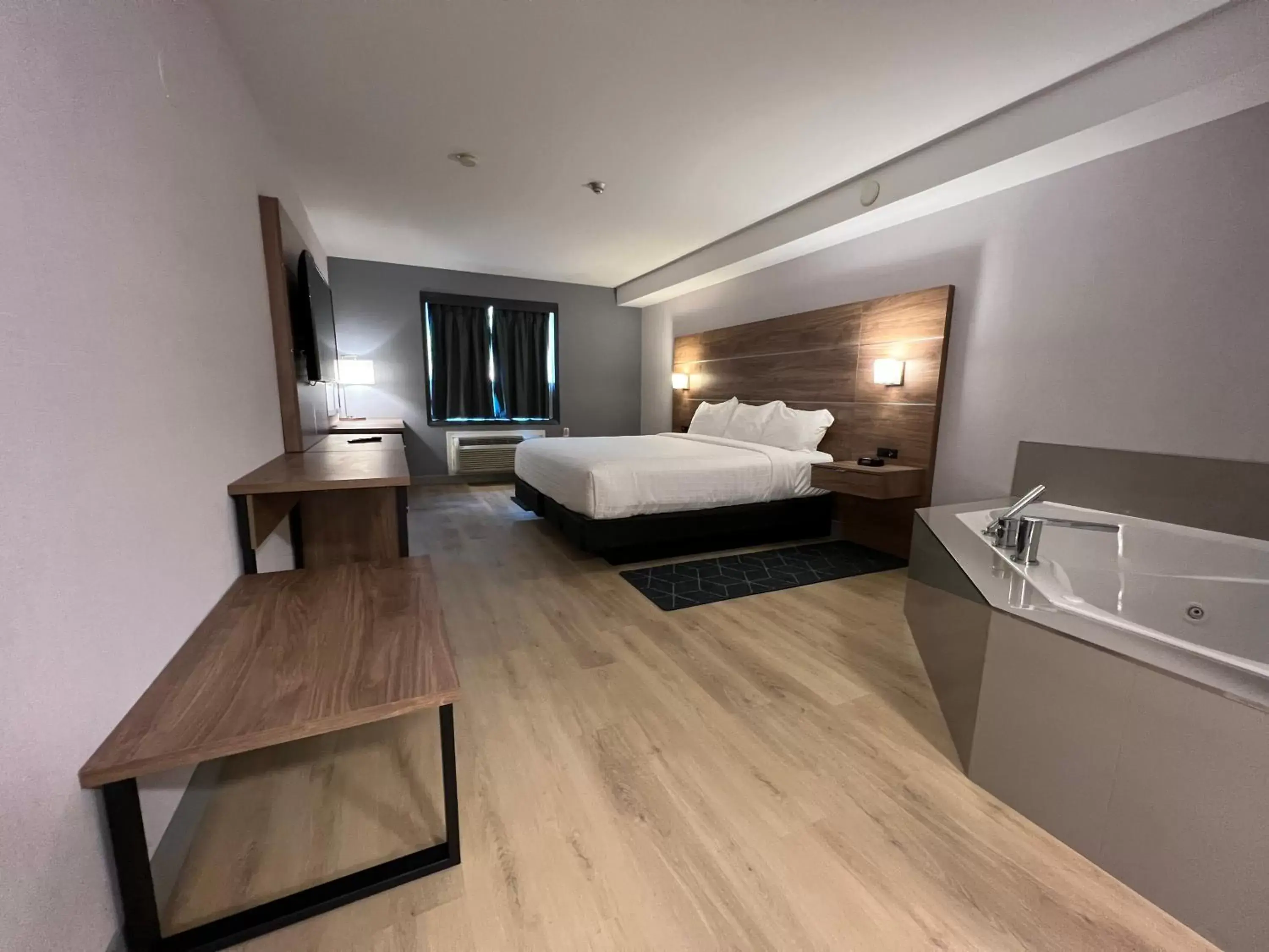 King Suite with Jetted Tub - Non-Smoking in Super 8 by Wyndham Cornwall ON King Suite with Jetted Tub - Non-Smoking in Super 8 by Wyndham Cornwall ON