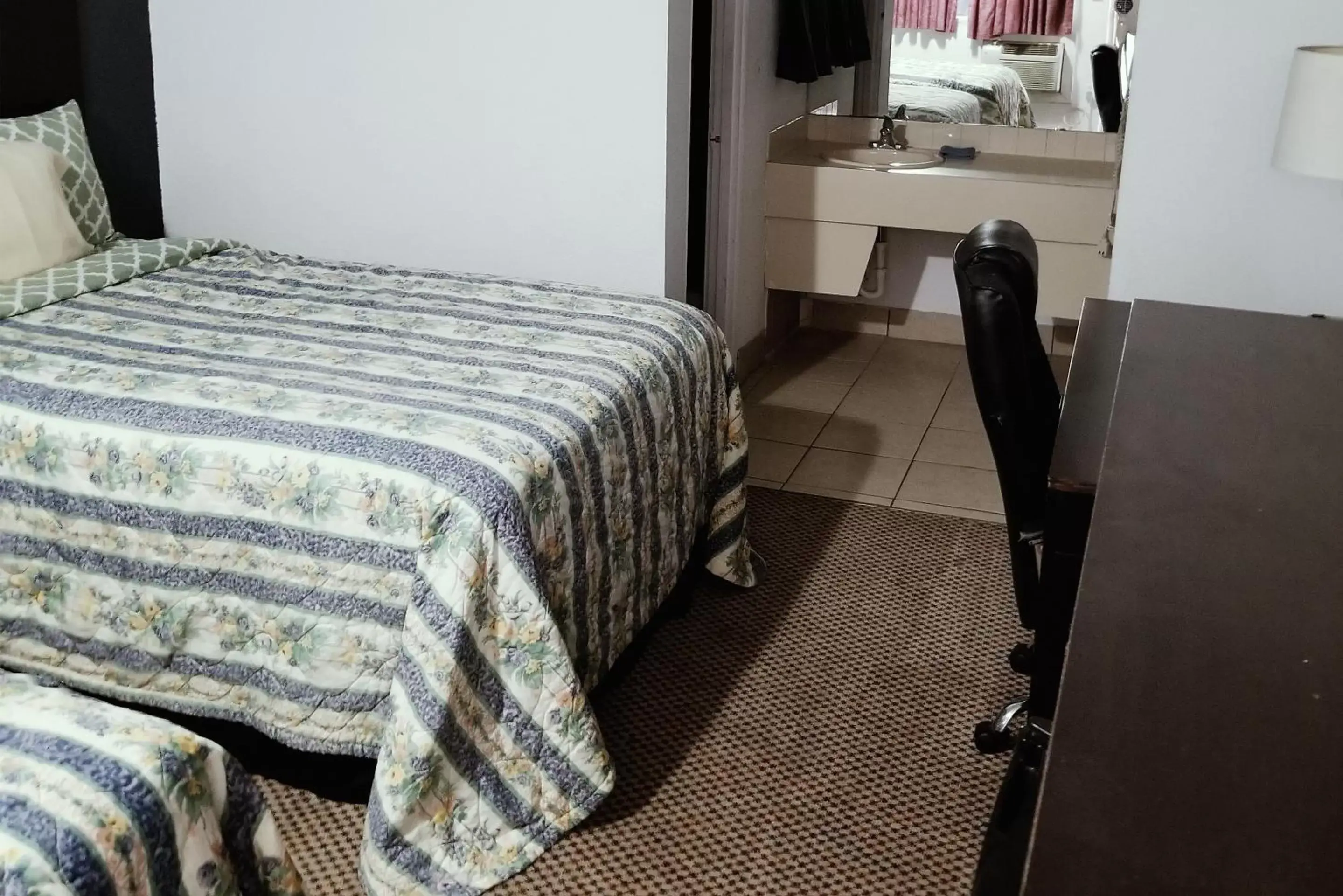 Deluxe Queen Room in Sky-Palace Inn & Suites Hutchinson Deluxe Queen Room in Sky-Palace Inn & Suites Hutchinson