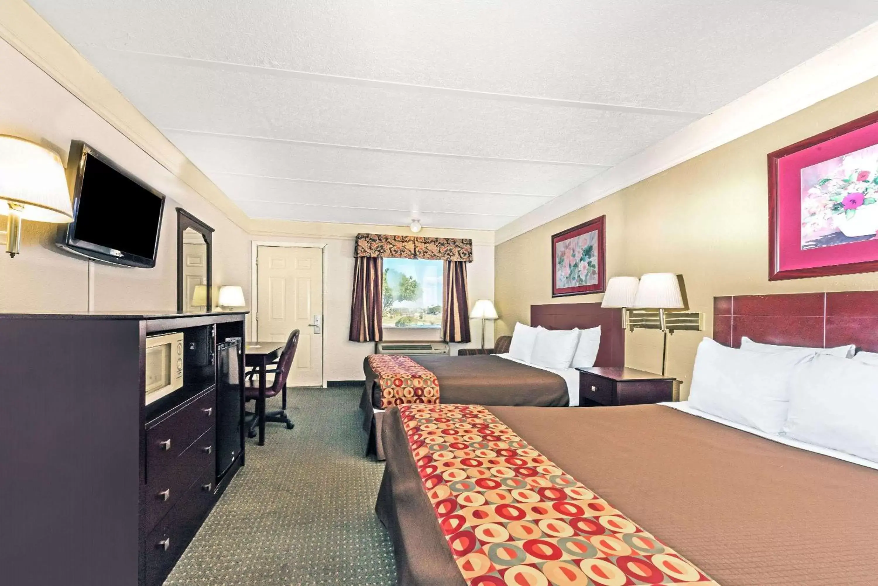 Queen Room with Two Queen Beds - Smoking in Days Inn by Wyndham Gainesville Queen Room with Two Queen Beds - Smoking in Days Inn by Wyndham Gainesville
