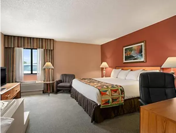 King Studio Suite - Non-Smoking in Baymont by Wyndham Sullivan King Studio Suite - Non-Smoking in Baymont by Wyndham Sullivan