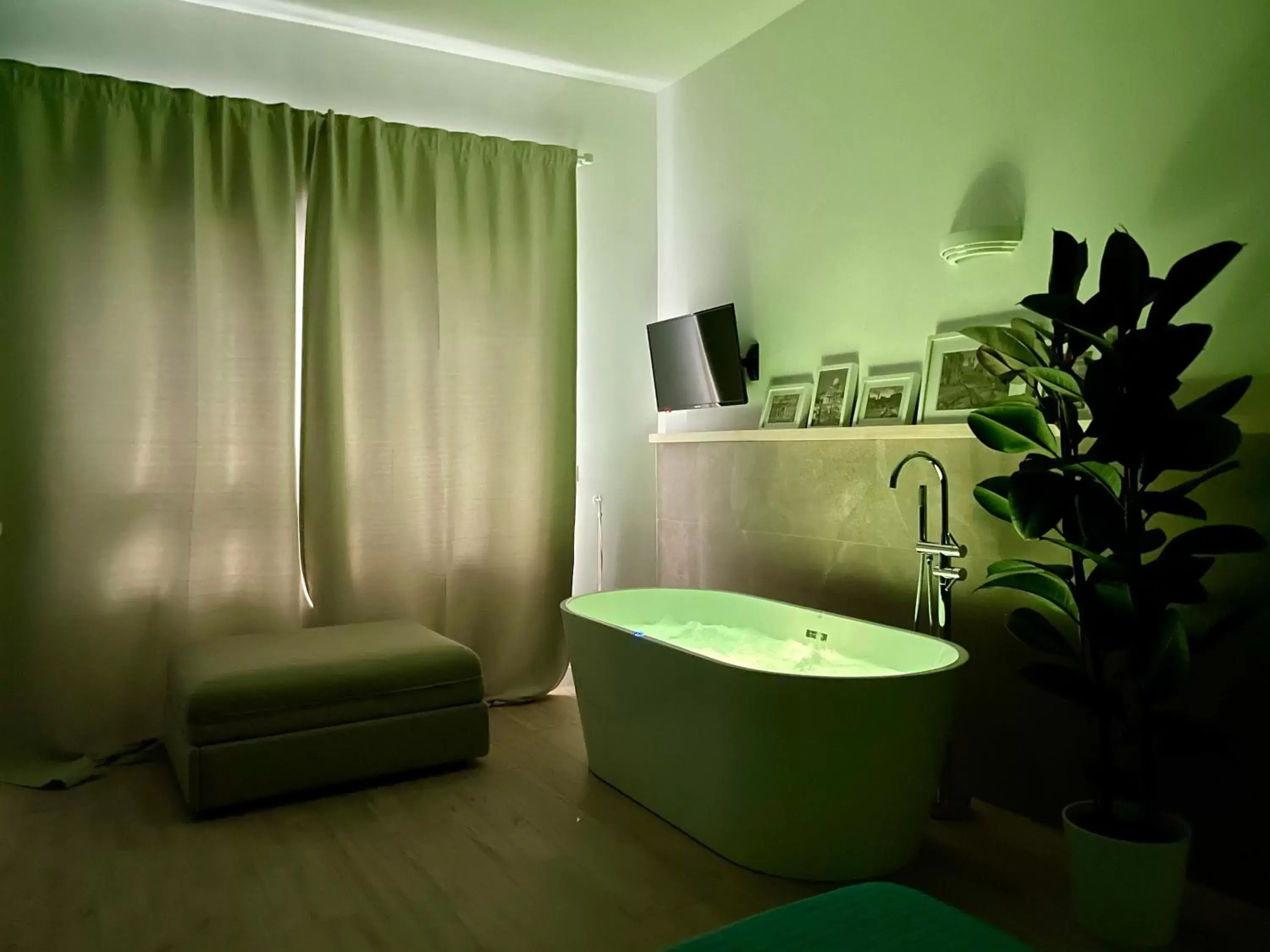 Double Room with Spa Bath in Le Coq Suites Double Room with Spa Bath in Le Coq Suites