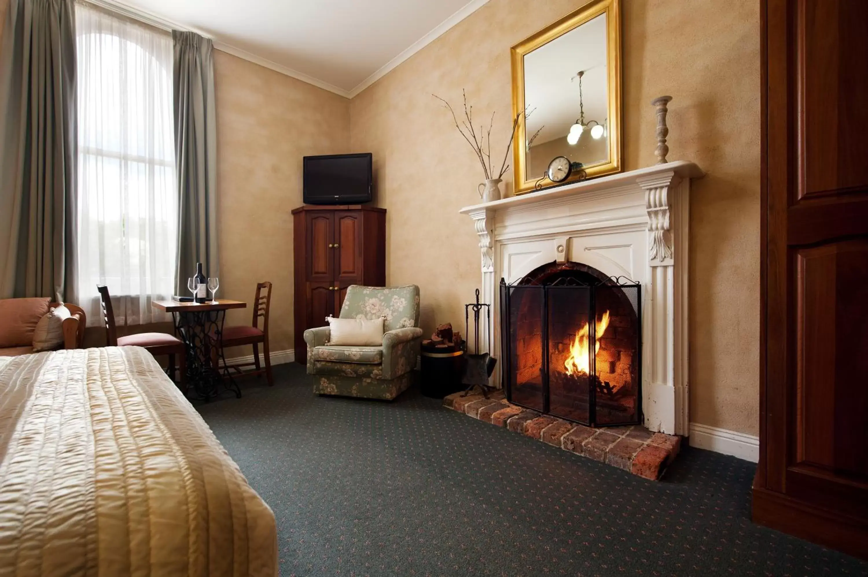 Heritage King Fireplace Room in Central Springs Inn Heritage King Fireplace Room in Central Springs Inn