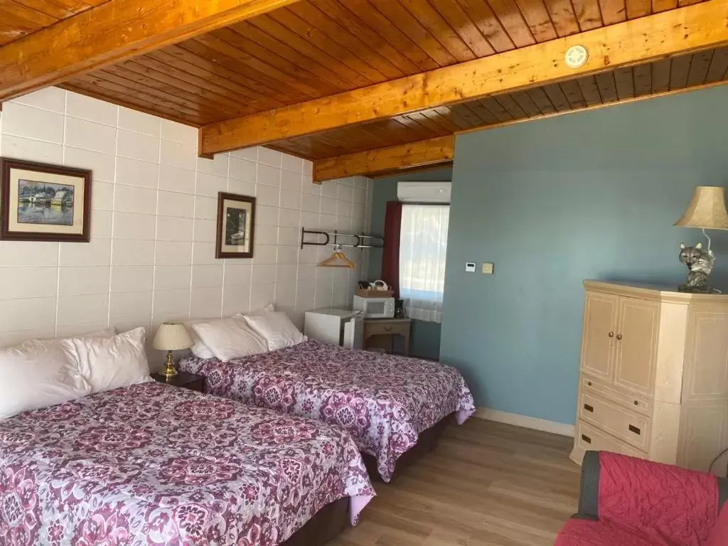 Standard Family Room in Huron Sands Motel and Restaurant Standard Family Room in Huron Sands Motel and Restaurant