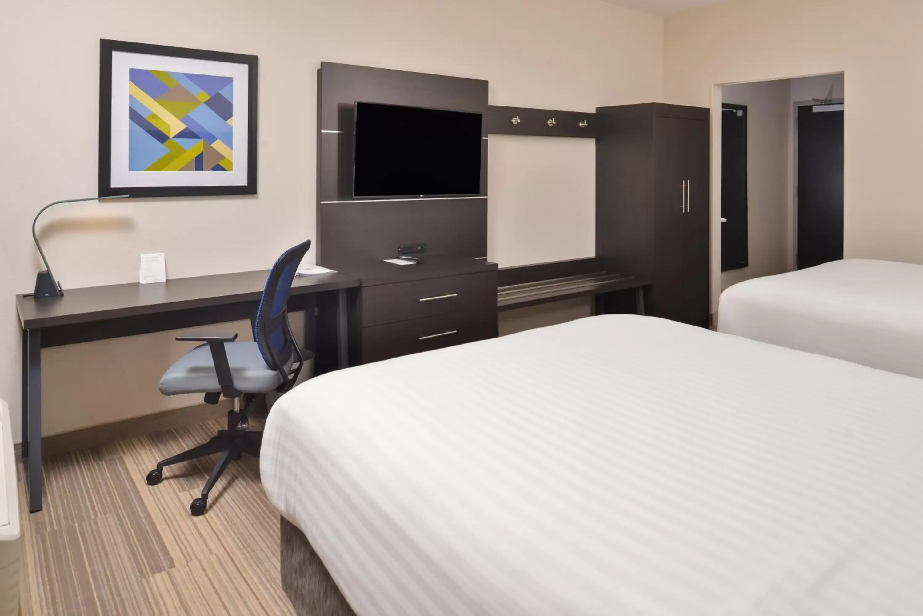 Queen Room with Two Queen Beds - Hearing Accessible in Holiday Inn Express & Suites - Kansas City - Lee's Summit by IHG Queen Room with Two Queen Beds - Hearing Accessible in Holiday Inn Express & Suites - Kansas City - Lee's Summit by IHG