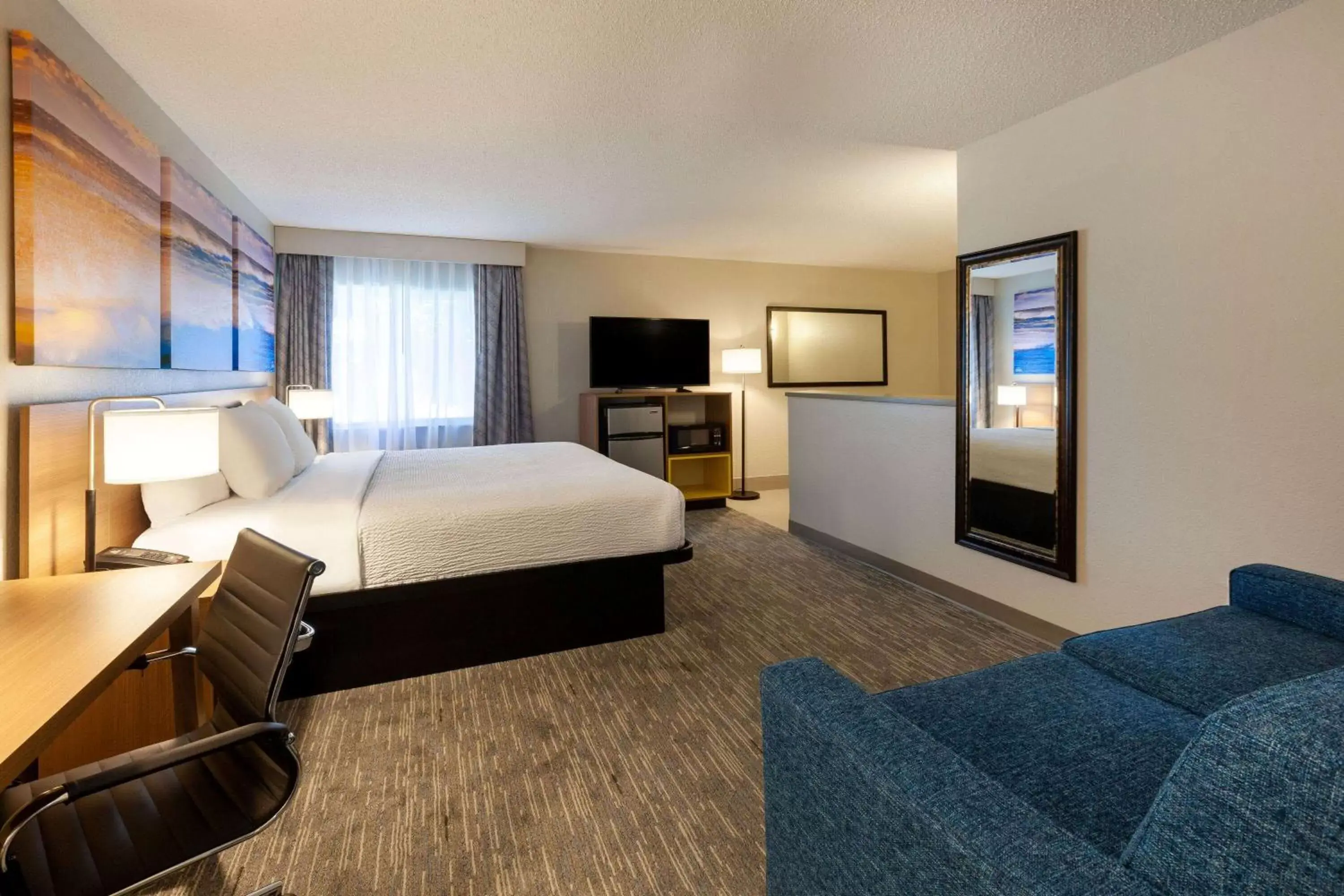 King Suite with Jetted Tub - Non-Smoking in Days Inn by Wyndham Racine/Sturtevant King Suite with Jetted Tub - Non-Smoking in Days Inn by Wyndham Racine/Sturtevant