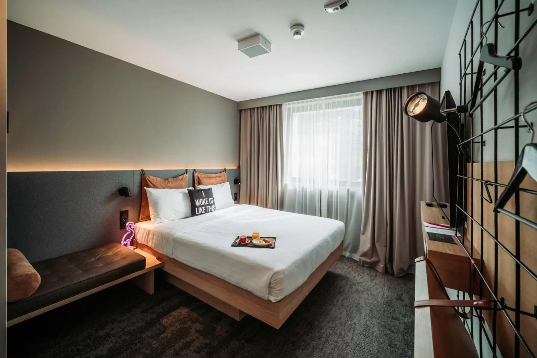 Moxy Deluxe Guest room with 1 Queen in Moxy Sion Moxy Deluxe Guest room with 1 Queen in Moxy Sion