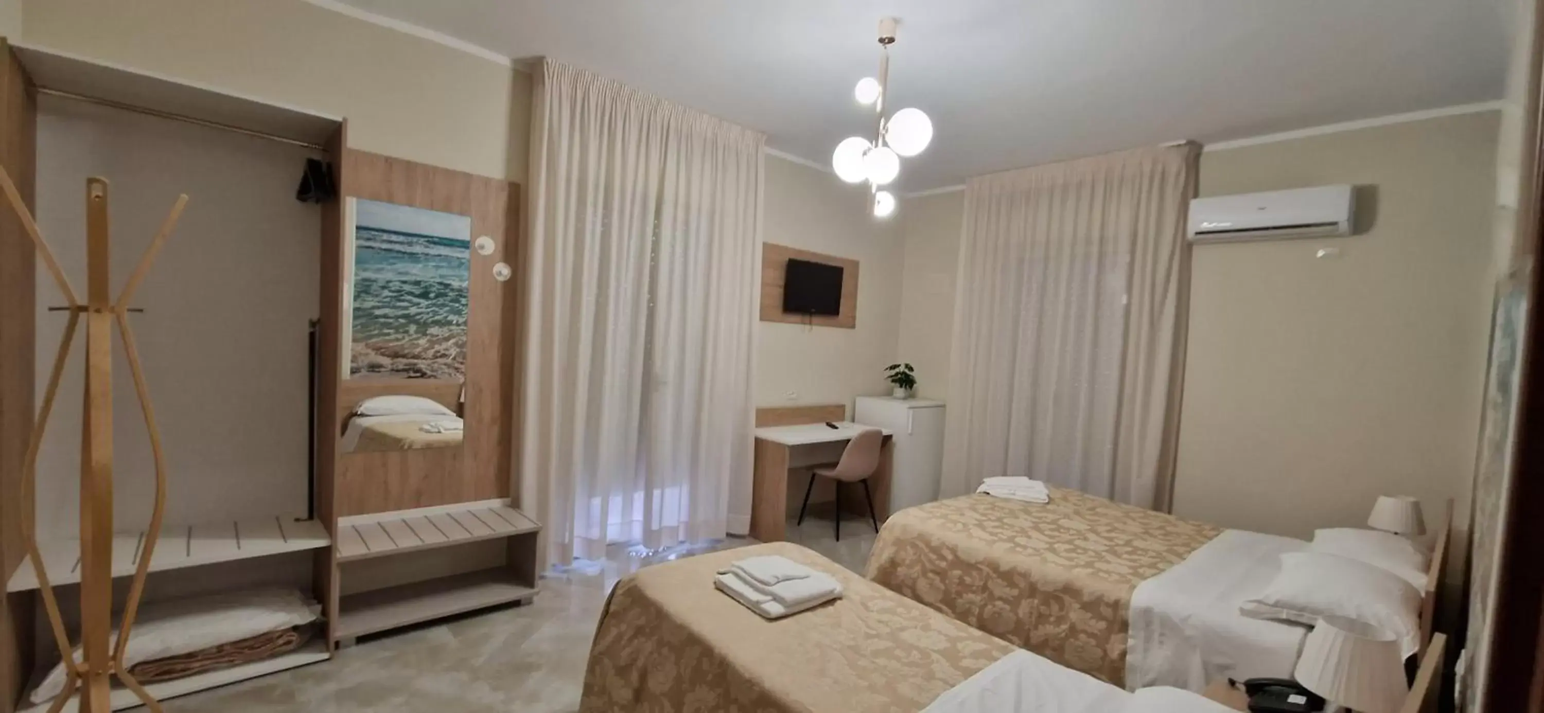 Standard Triple Room with Sea View in Hotel Sole Standard Triple Room with Sea View in Hotel Sole