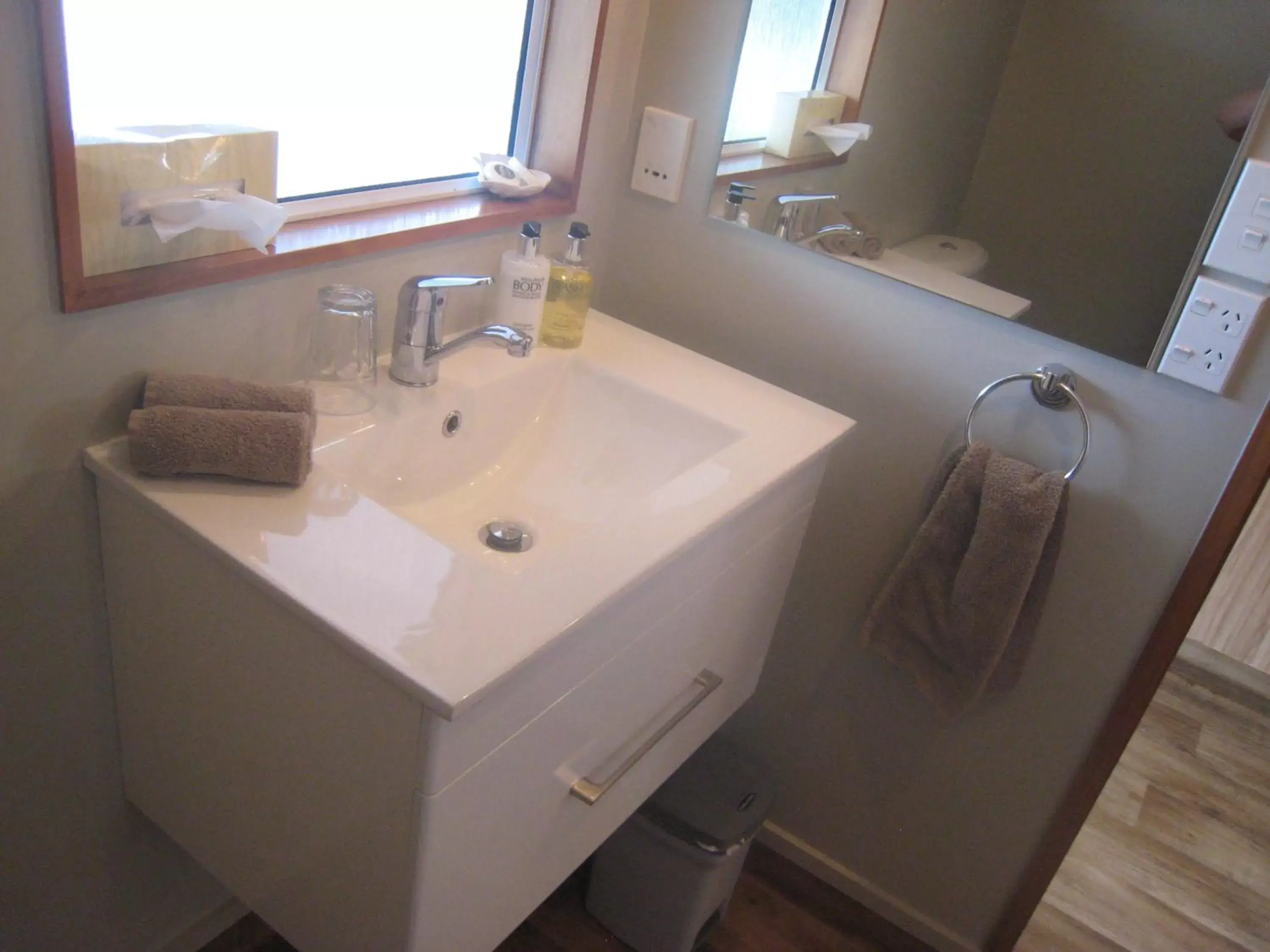 Deluxe King Room in Buller Court on Palmerston Deluxe King Room in Buller Court on Palmerston