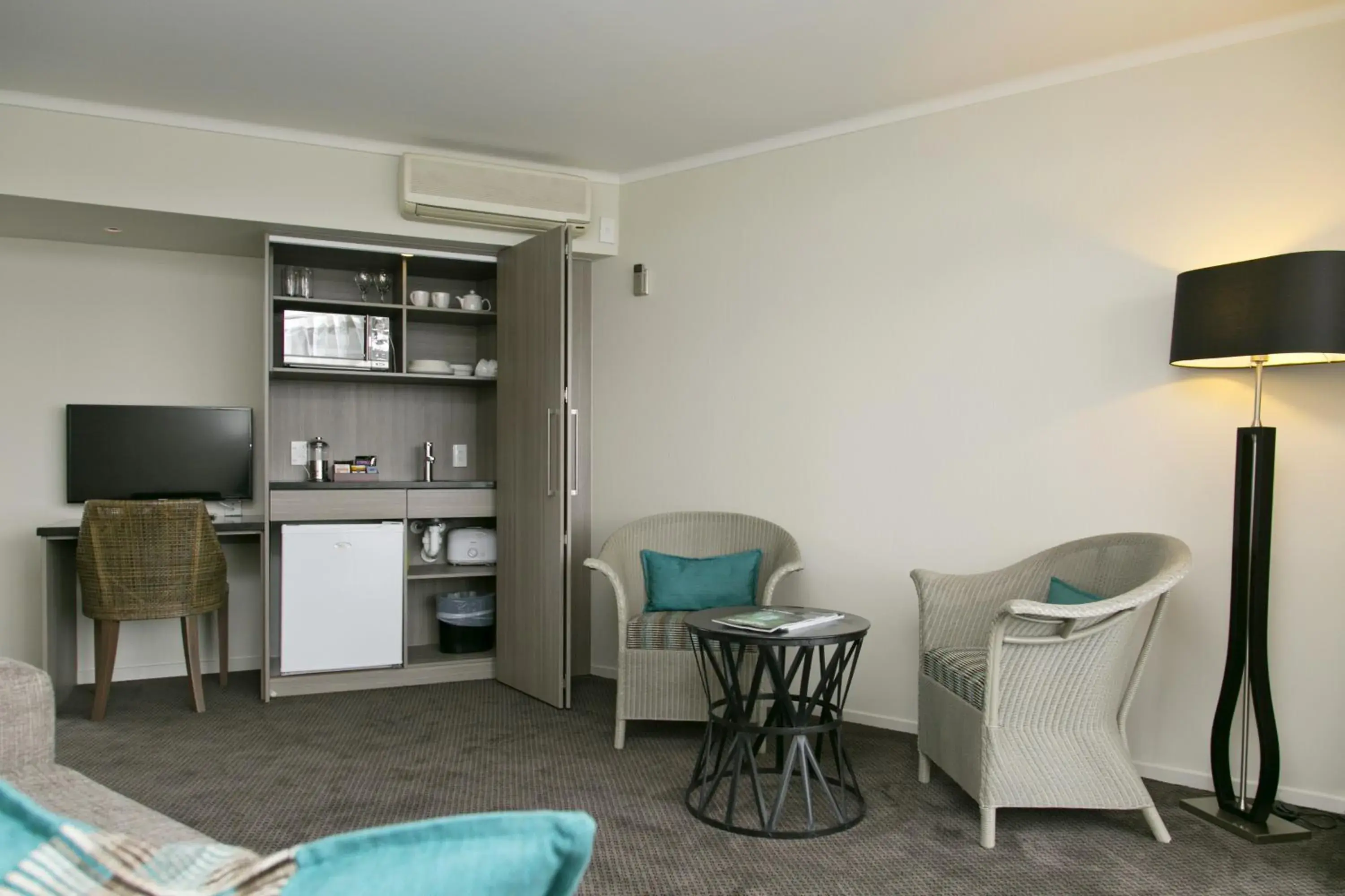 Premium Suite with Private Hot Tub in The Cove- On The Lake Premium Suite with Private Hot Tub in The Cove- On The Lake