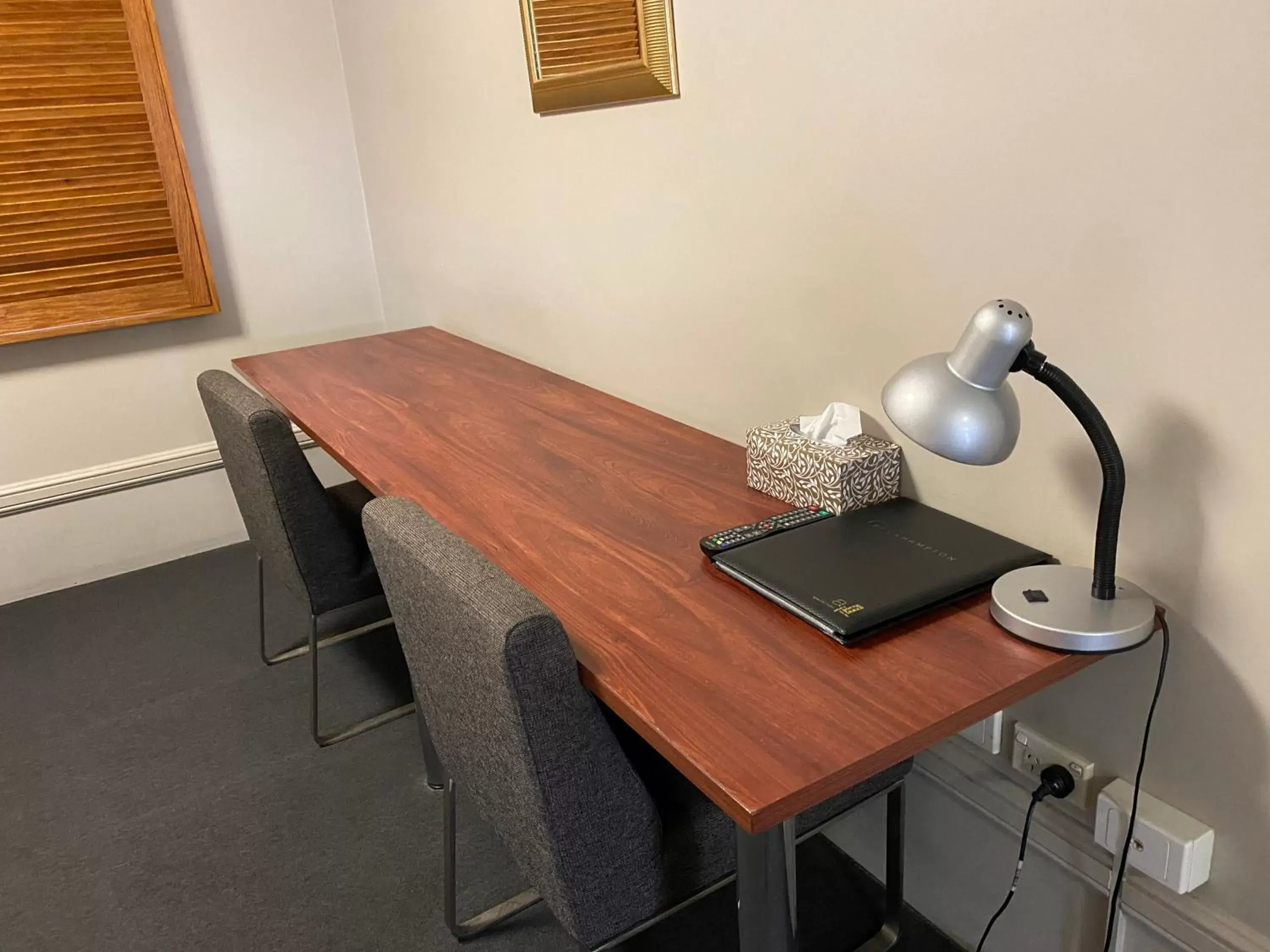 Standard Queen Room in Cosmopolitan Motel & Serviced Apartments Standard Queen Room in Cosmopolitan Motel & Serviced Apartments