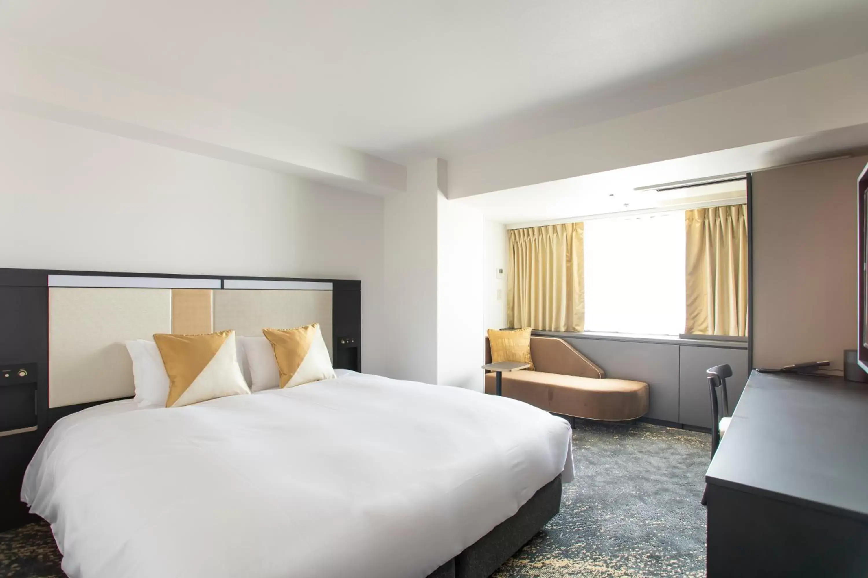 Cross Floor Deluxe Double Room with Club Lounge Access - Non-Smoking in Cross Hotel Osaka Cross Floor Deluxe Double Room with Club Lounge Access - Non-Smoking in Cross Hotel Osaka