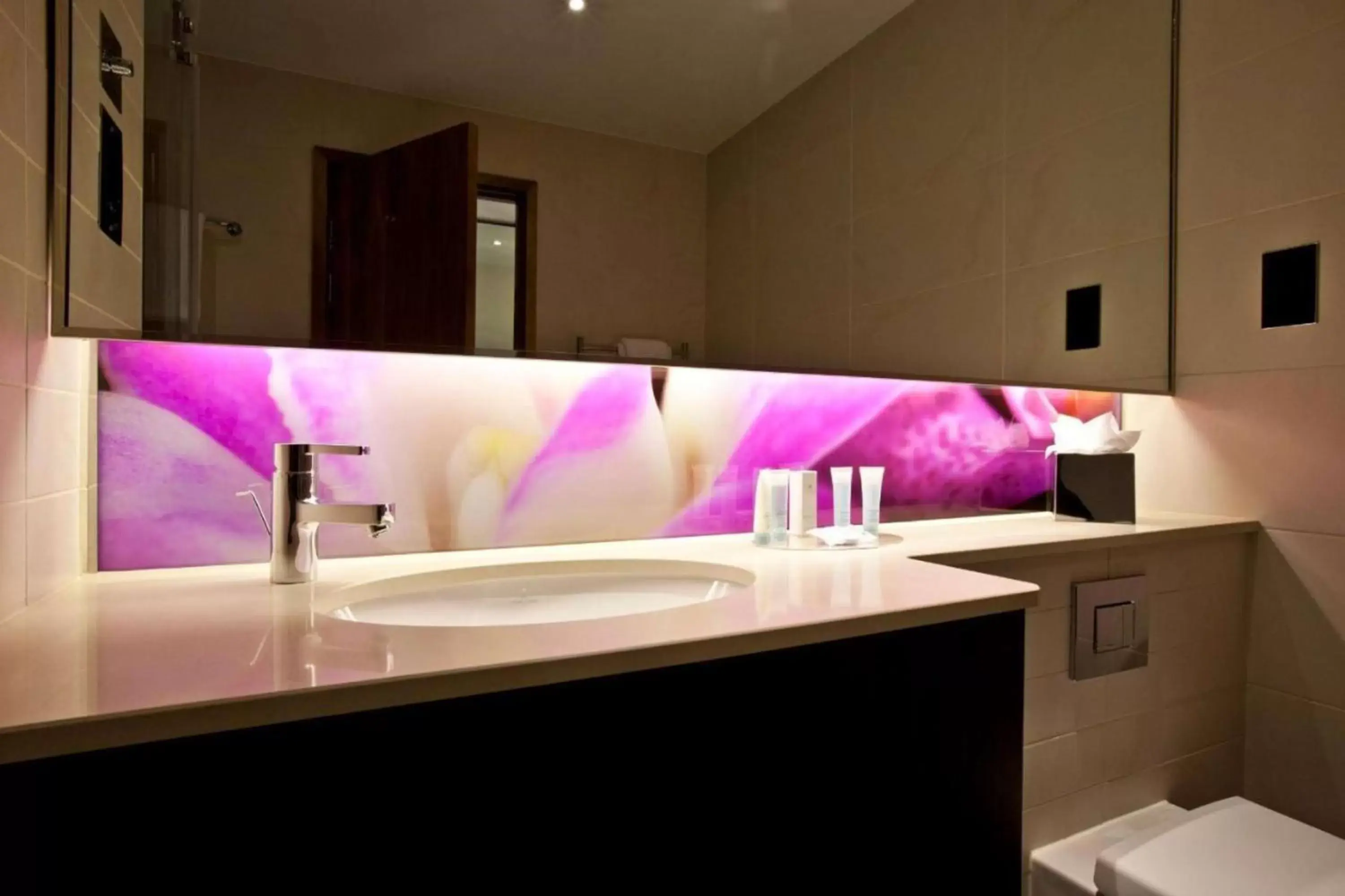 One-Bedroom King Suite - Lounge Access in Hilton London Heathrow Airport Terminal 5 One-Bedroom King Suite - Lounge Access in Hilton London Heathrow Airport Terminal 5