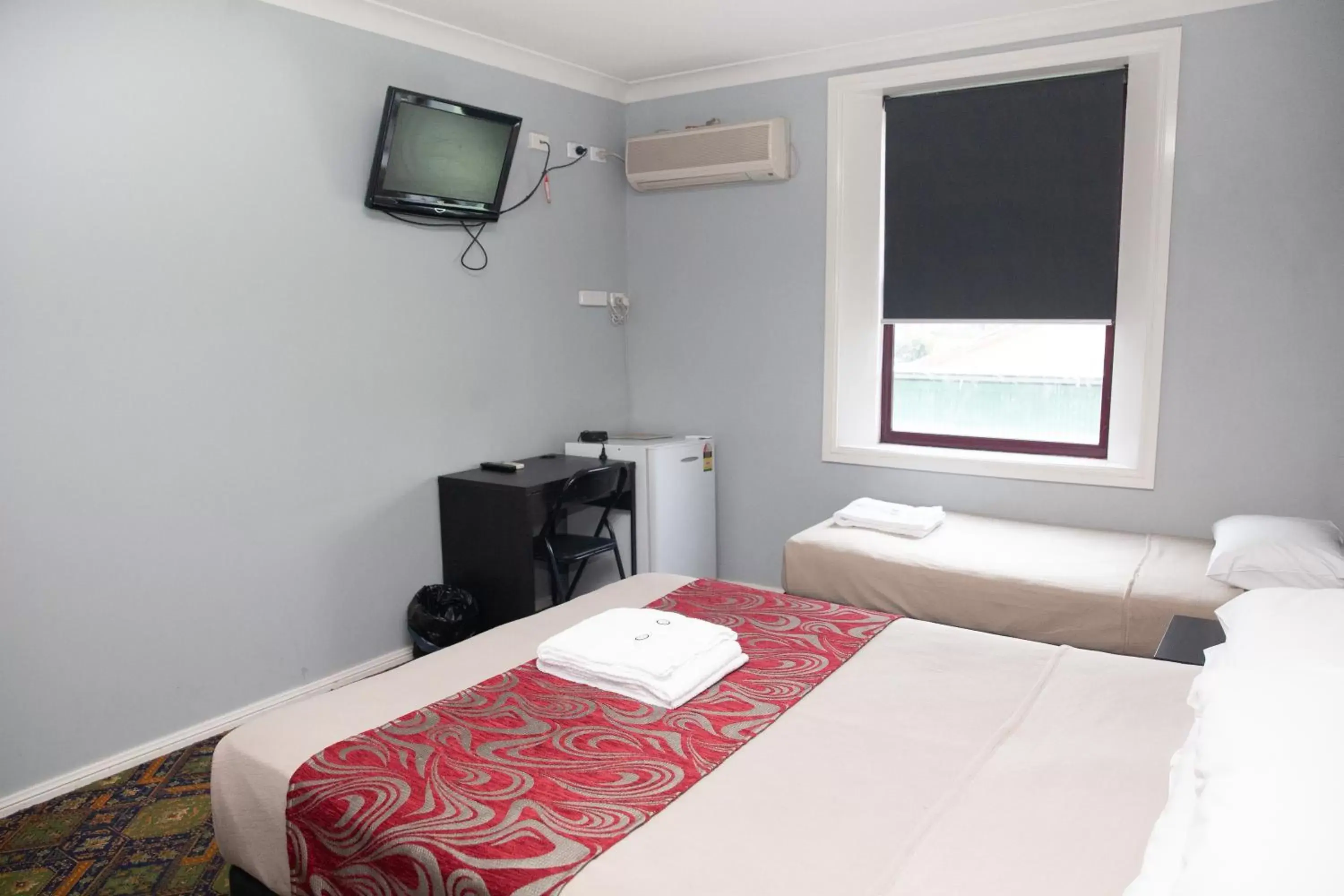 Double Room with Extra Bed in Royal Hotel Singleton Double Room with Extra Bed in Royal Hotel Singleton