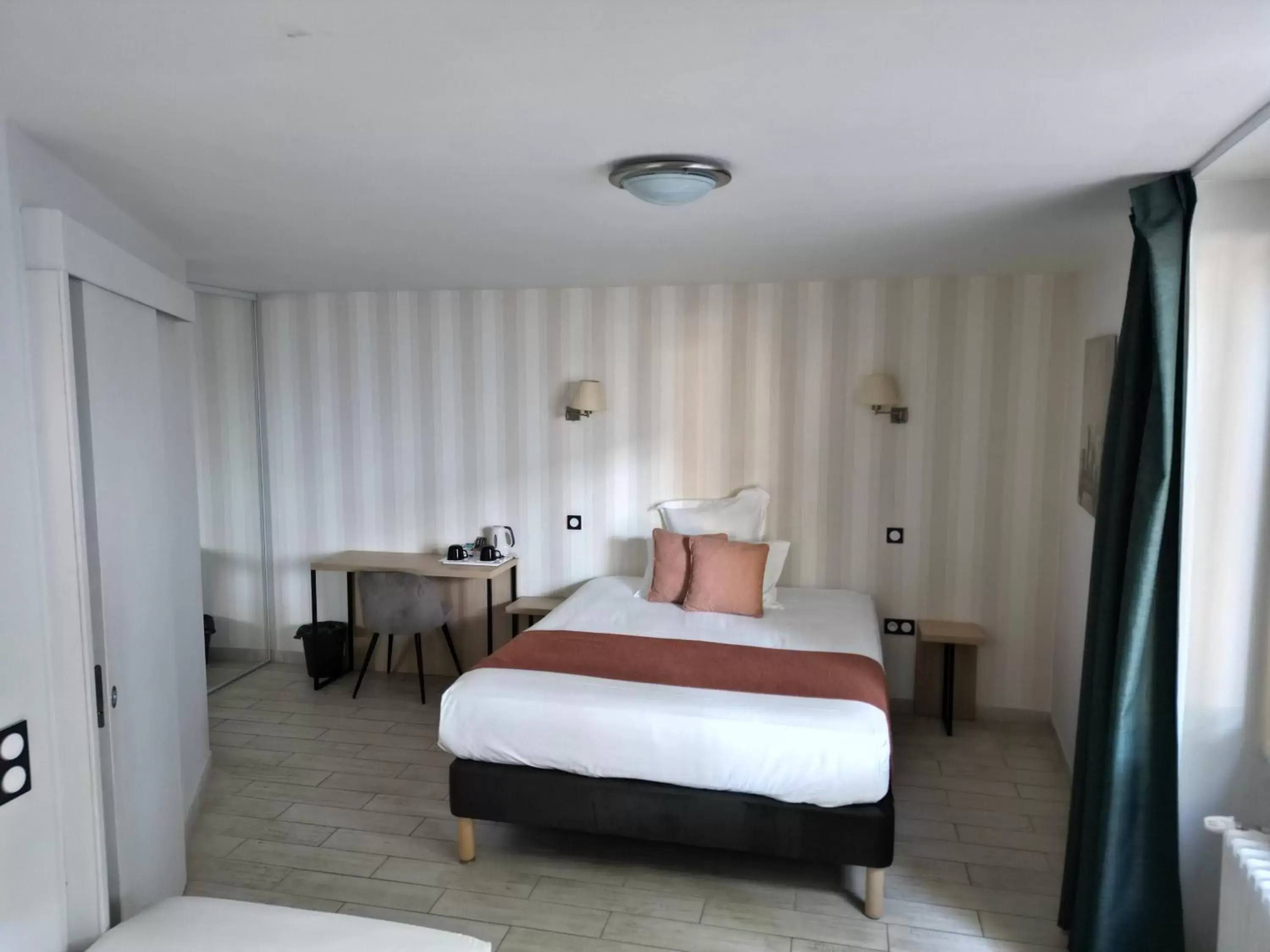 Standard Triple Room in Contact Hôtel les Platanes Villeneuve sur Lot Centre Standard Triple Room in Contact Hôtel les Platanes Villeneuve sur Lot Centre