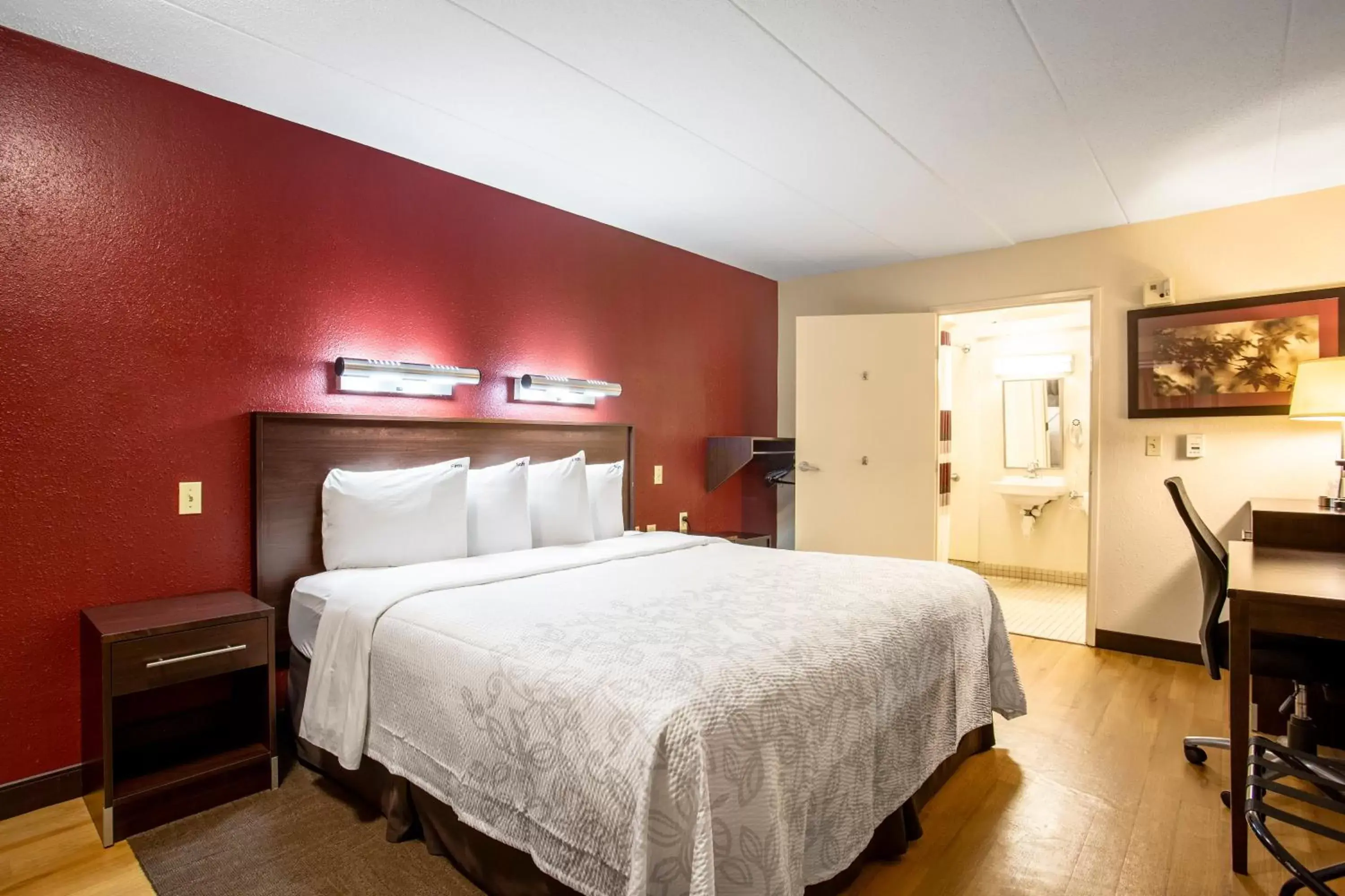 Standard King Room Disability Access Smoke Free in Red Roof Inn PLUS+ Baltimore North - Timonium Standard King Room Disability Access Smoke Free in Red Roof Inn PLUS+ Baltimore North - Timonium