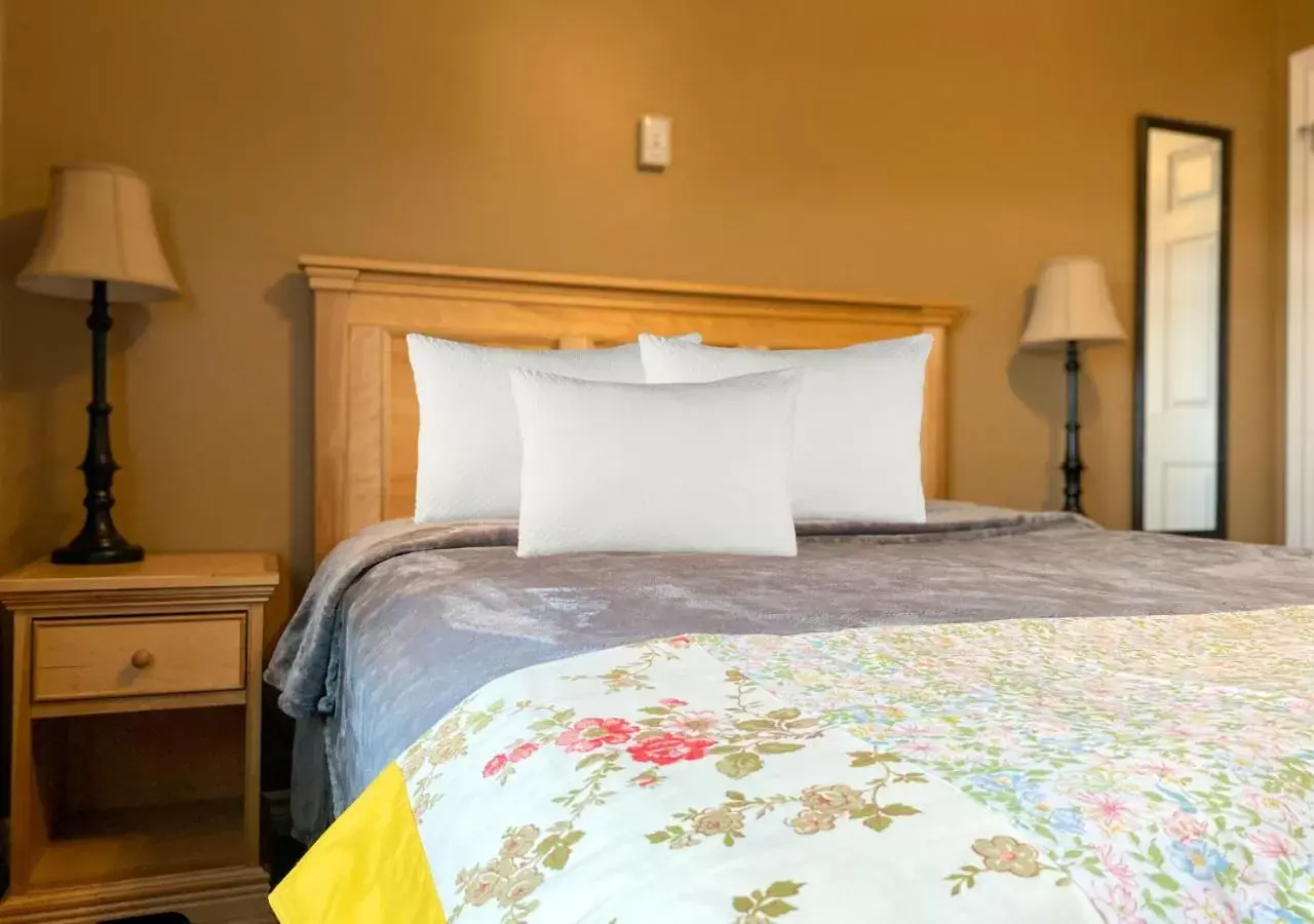 Queen Room in Sea Breeze Bed & Breakfast and RV Park Queen Room in Sea Breeze Bed & Breakfast and RV Park