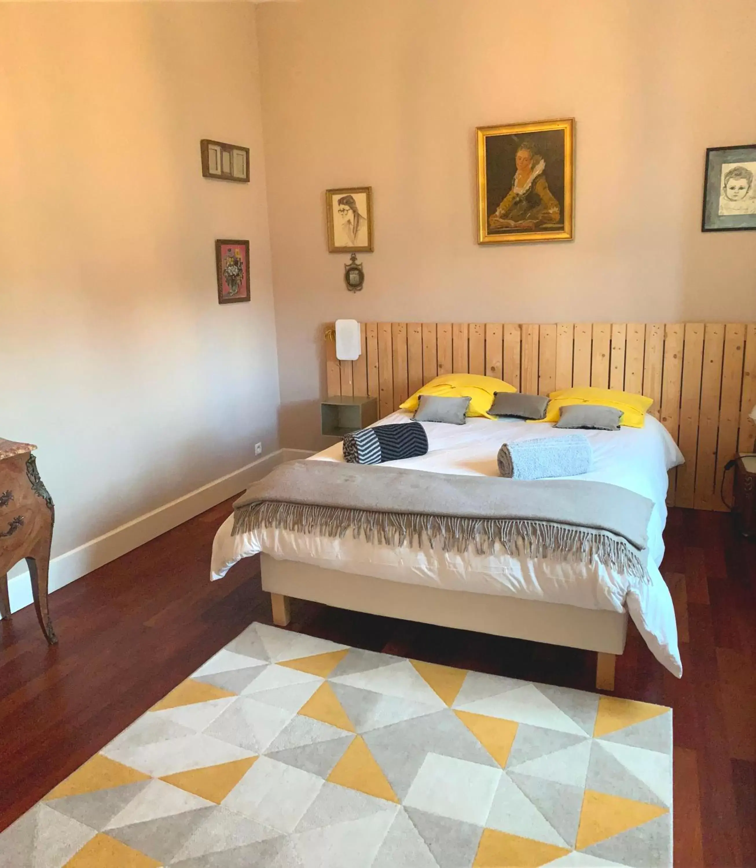 Deluxe Double Room (2 Adults + 1 Child) in Suite privative Abella - Aile de maison bourgeoise Deluxe Double Room (2 Adults + 1 Child) in Suite privative Abella - Aile de maison bourgeoise
