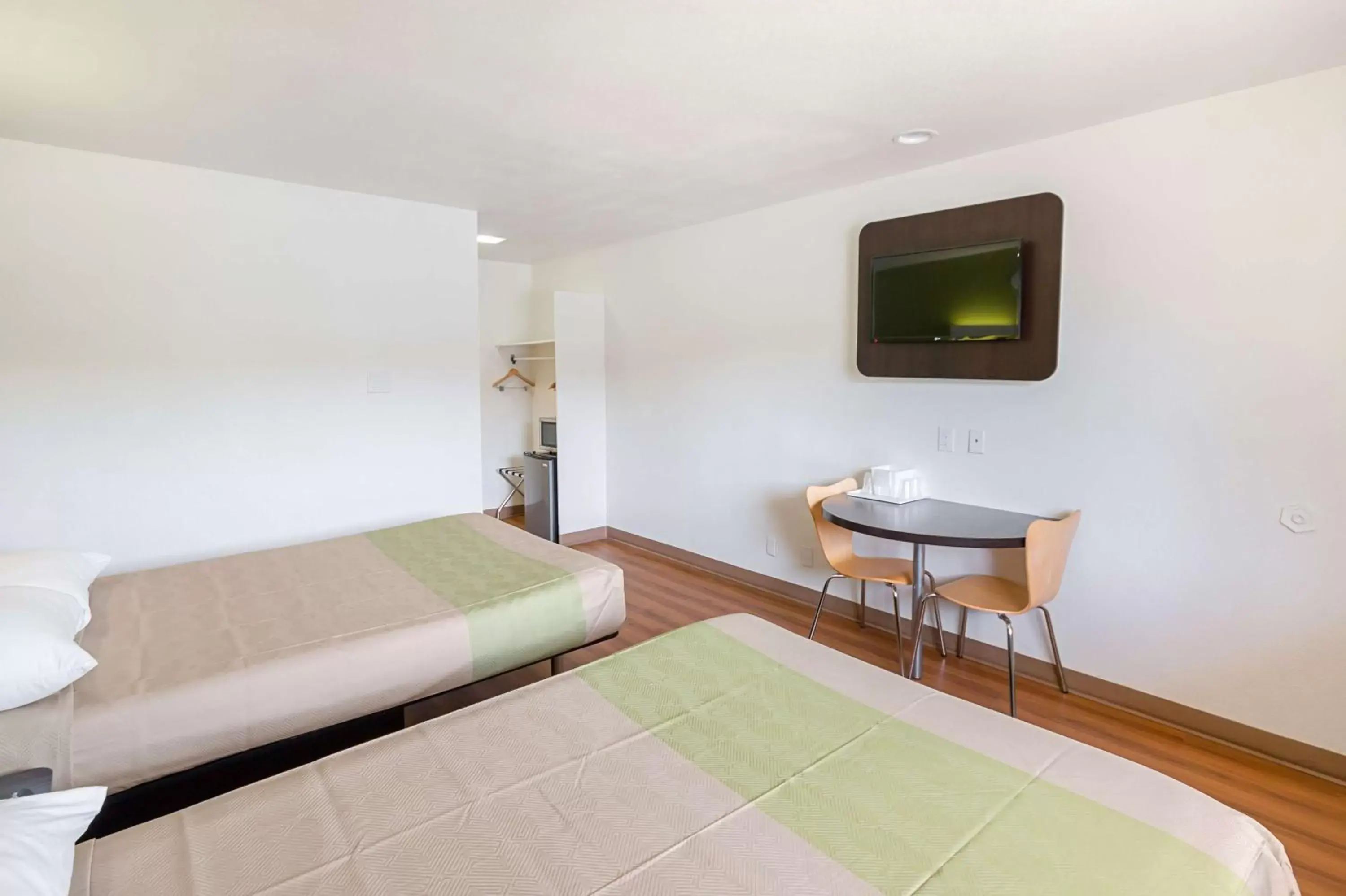 Quadruple Room - Smoking in Motel 6-El Paso, TX - Airport - Fort Bliss Quadruple Room - Smoking in Motel 6-El Paso, TX - Airport - Fort Bliss