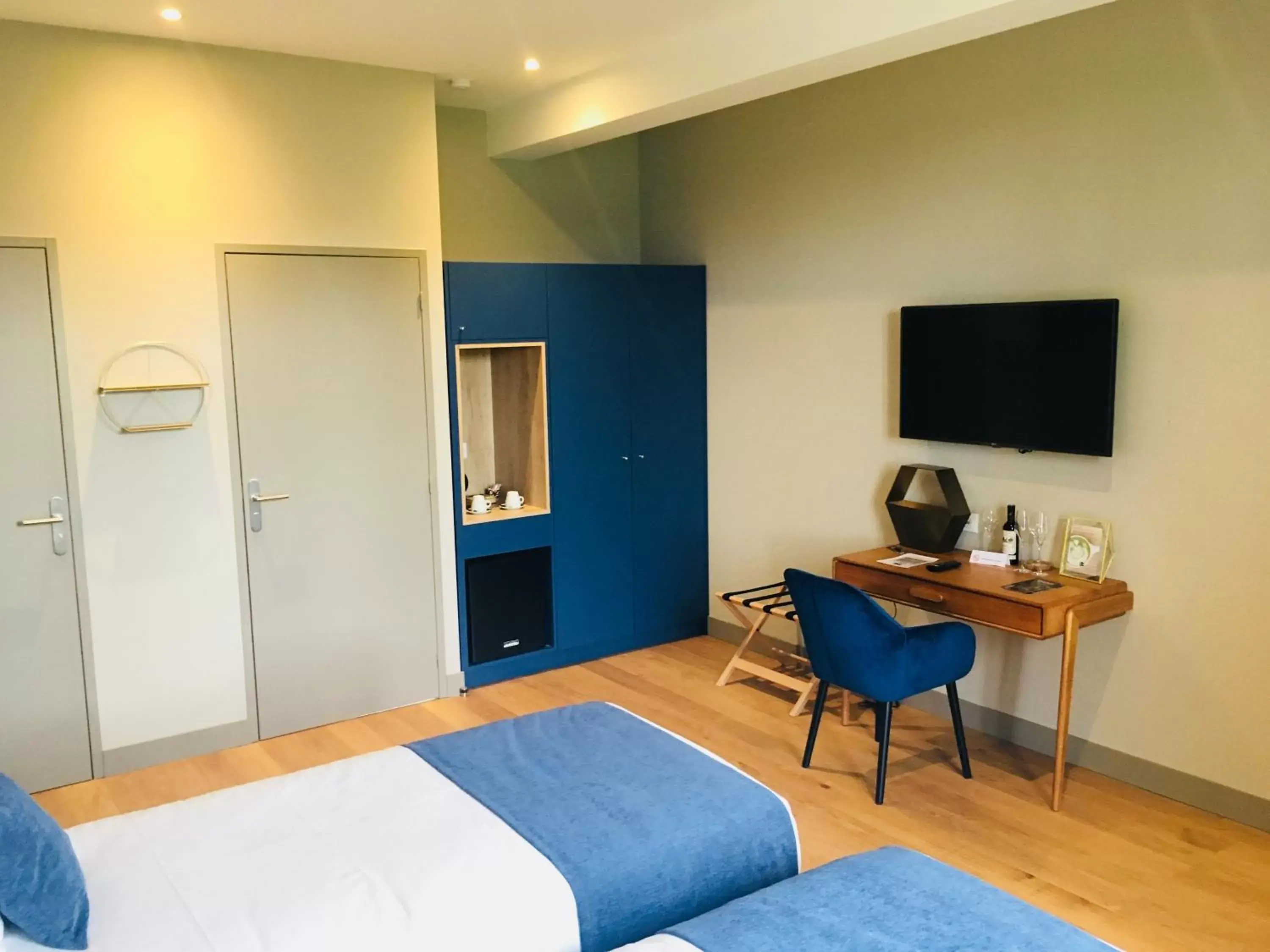 Small Twin Room in Chambres d'hôtes du Château de Seguin Small Twin Room in Chambres d'hôtes du Château de Seguin