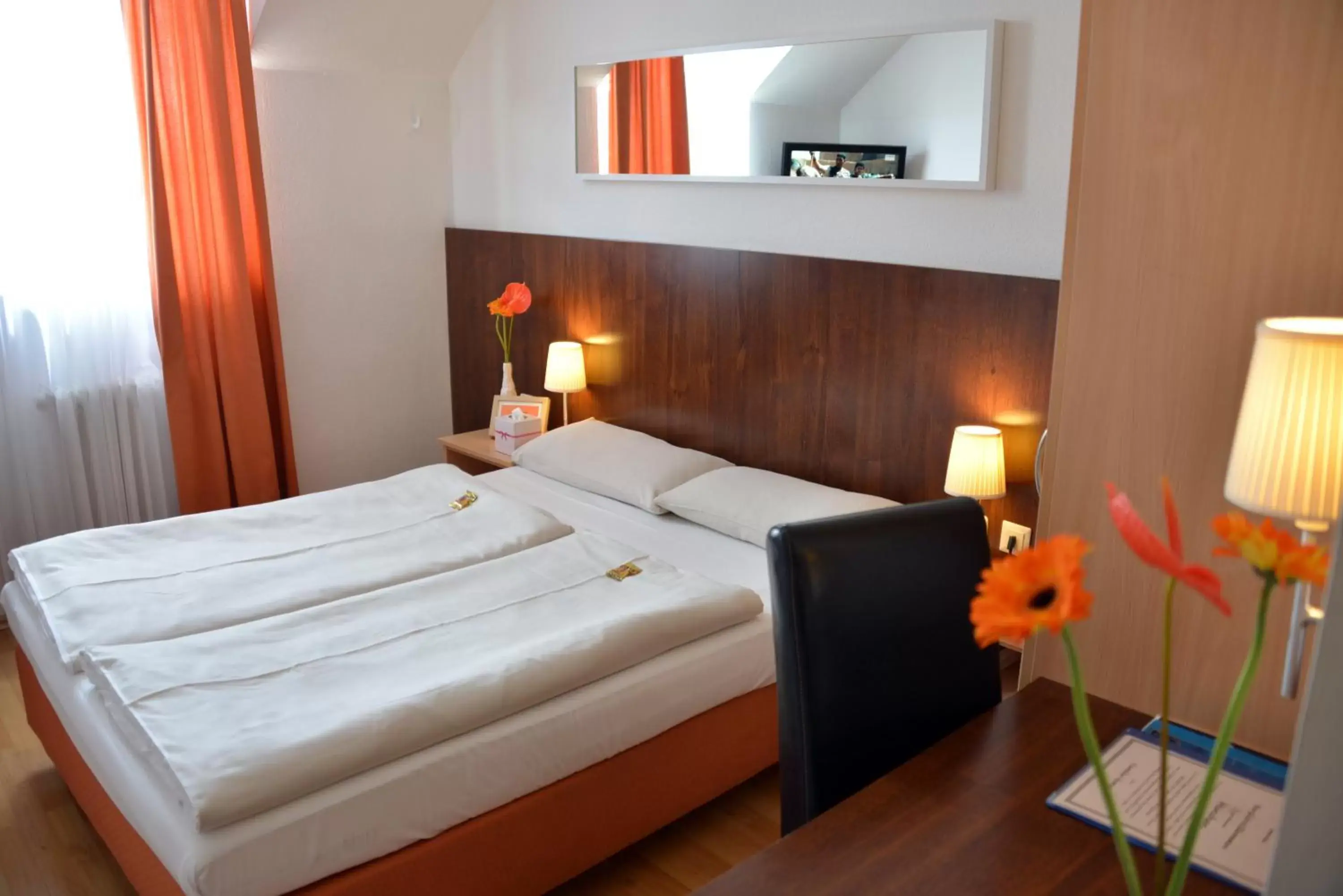 Double Room with Queen Bed in Hotel Italia Double Room with Queen Bed in Hotel Italia