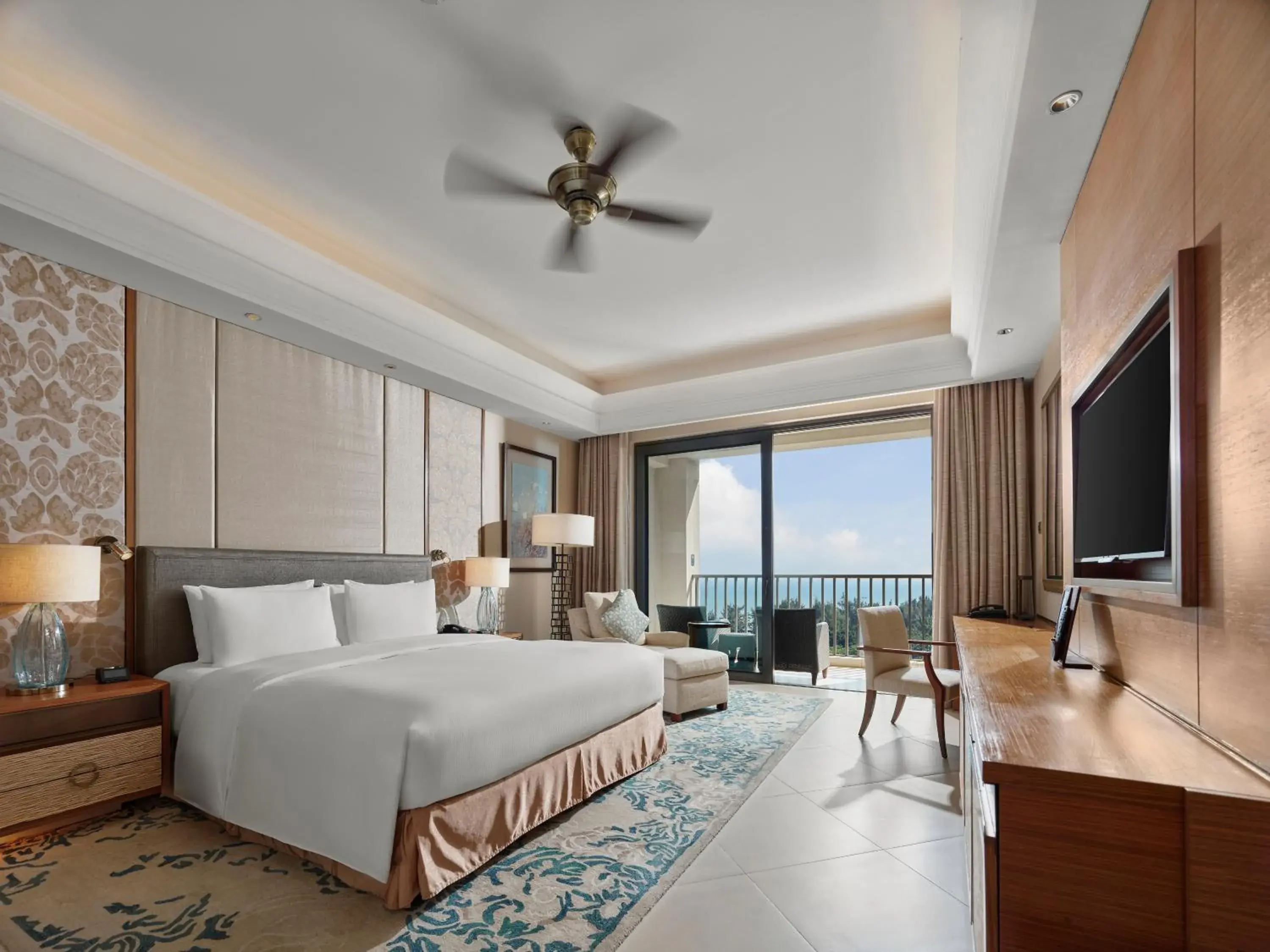 Deluxe King Room with Sea View in Hilton Haikou Meilan - Beachfront Hotel Deluxe King Room with Sea View in Hilton Haikou Meilan - Beachfront Hotel