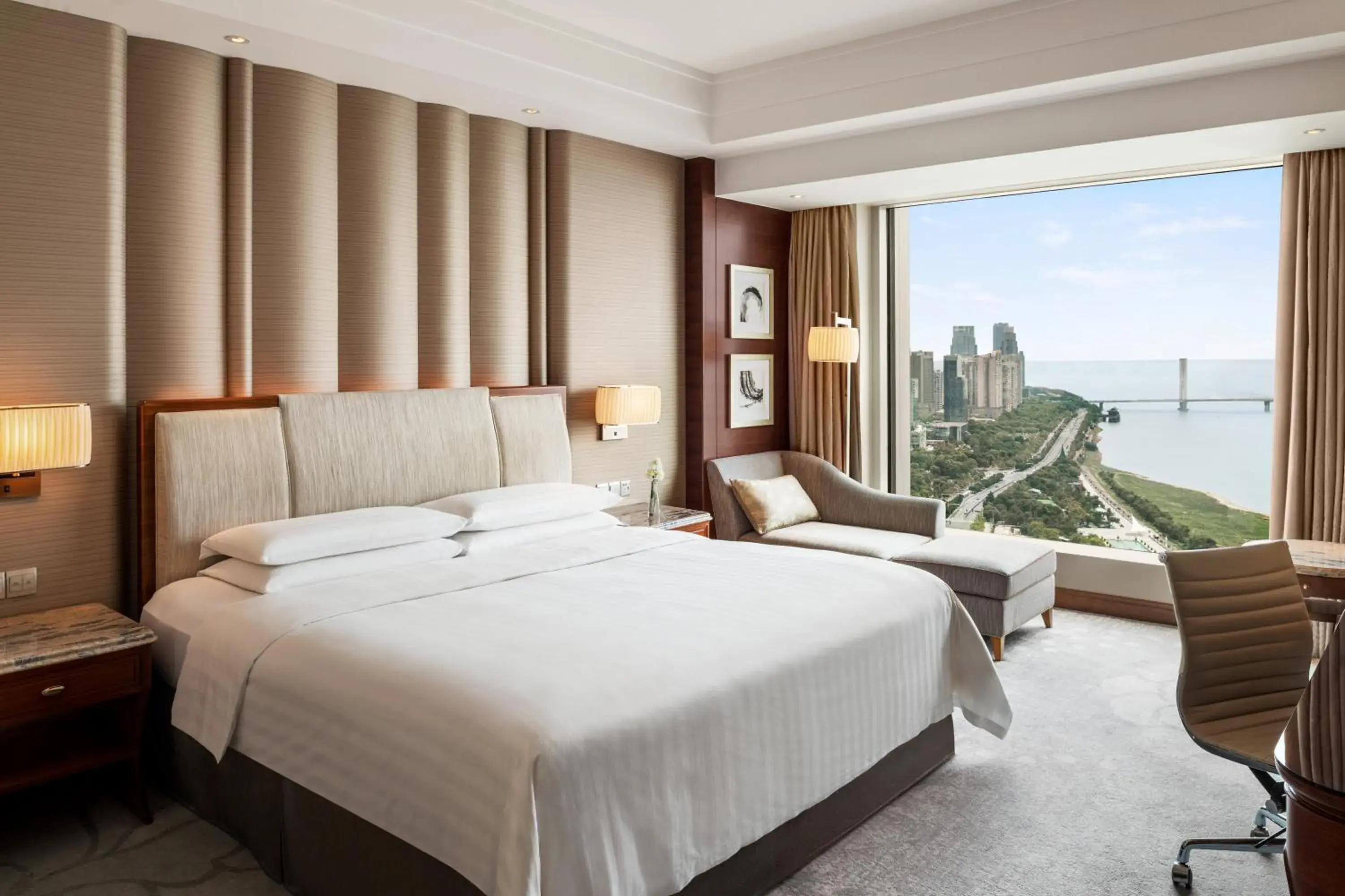 Deluxe King Room with River View in Shangri-La Nanchang丨All room offer river views Just one stop from the Pavilion of Prince Teng Deluxe King Room with River View in Shangri-La Nanchang丨All room offer river views Just one stop from the Pavilion of Prince Teng