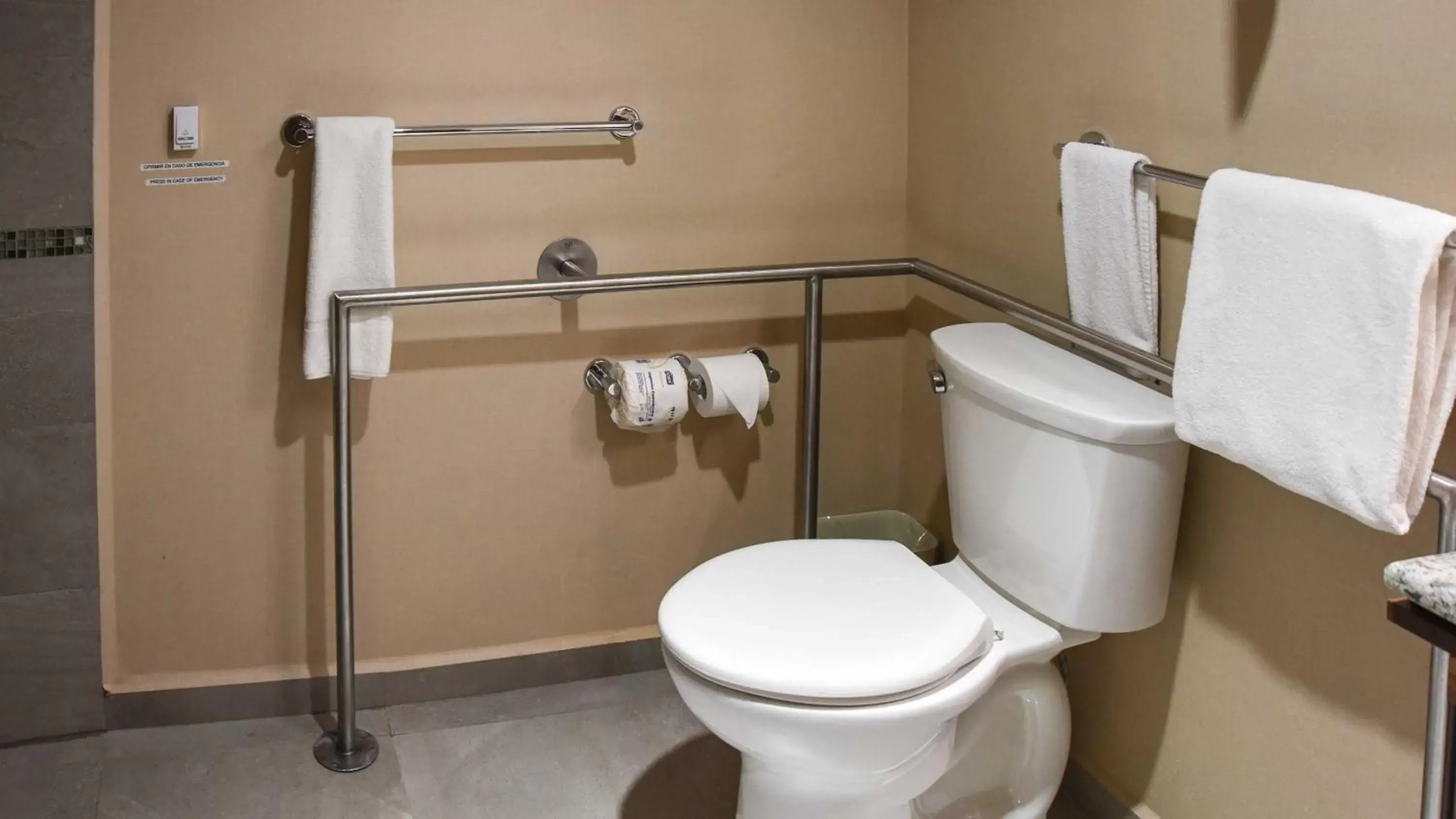 King Room - Disability Access Tub in Holiday Inn Express and Suites Celaya, an IHG Hotel King Room - Disability Access Tub in Holiday Inn Express and Suites Celaya, an IHG Hotel