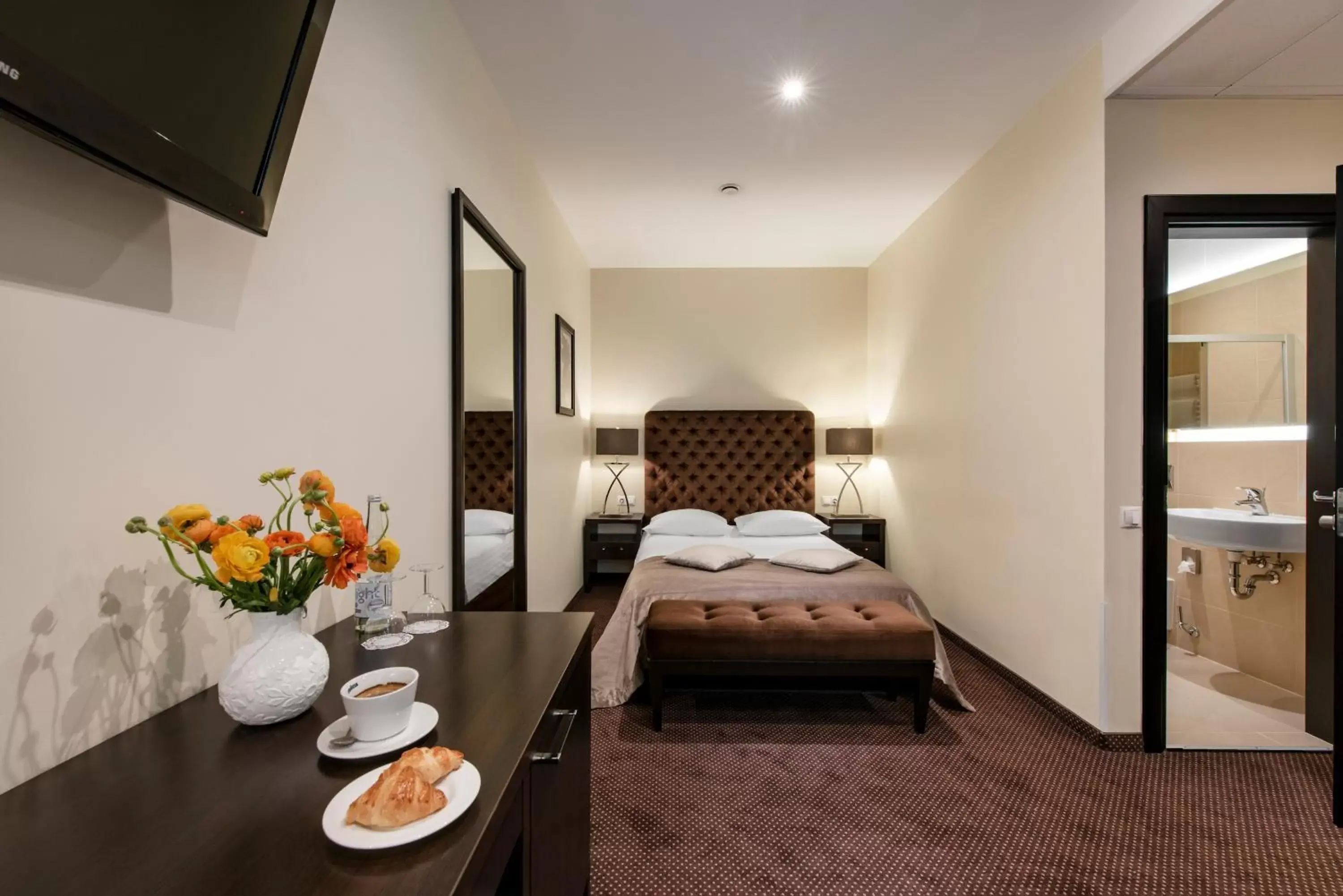 Single Room with Inner Window in Amberton Cathedral Square Hotel Vilnius Single Room with Inner Window in Amberton Cathedral Square Hotel Vilnius