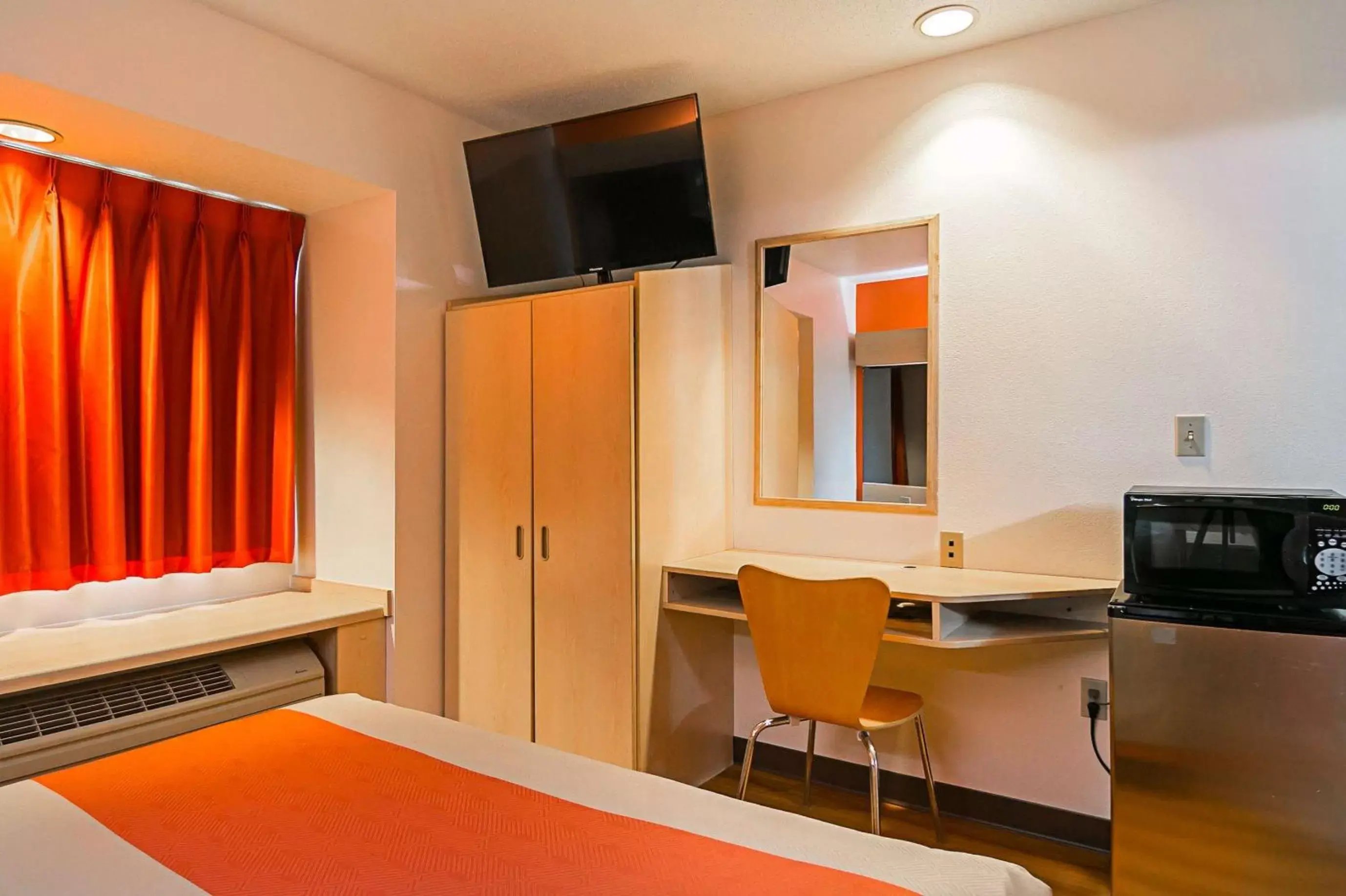 Deluxe Queen Suite - Non-Smoking in Motel 6-Sycamore, IL Deluxe Queen Suite - Non-Smoking in Motel 6-Sycamore, IL