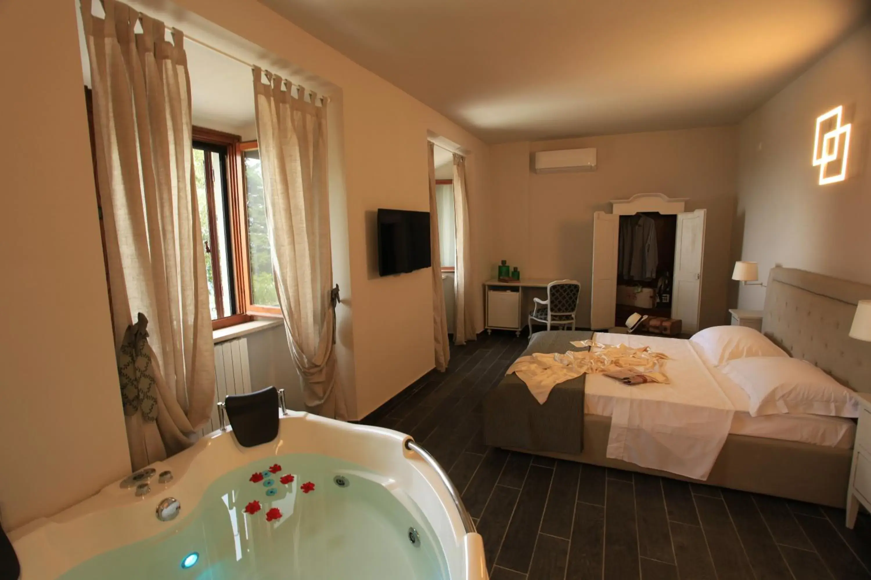 Deluxe Double Room with Bath in Hotel Le Macine Deluxe Double Room with Bath in Hotel Le Macine
