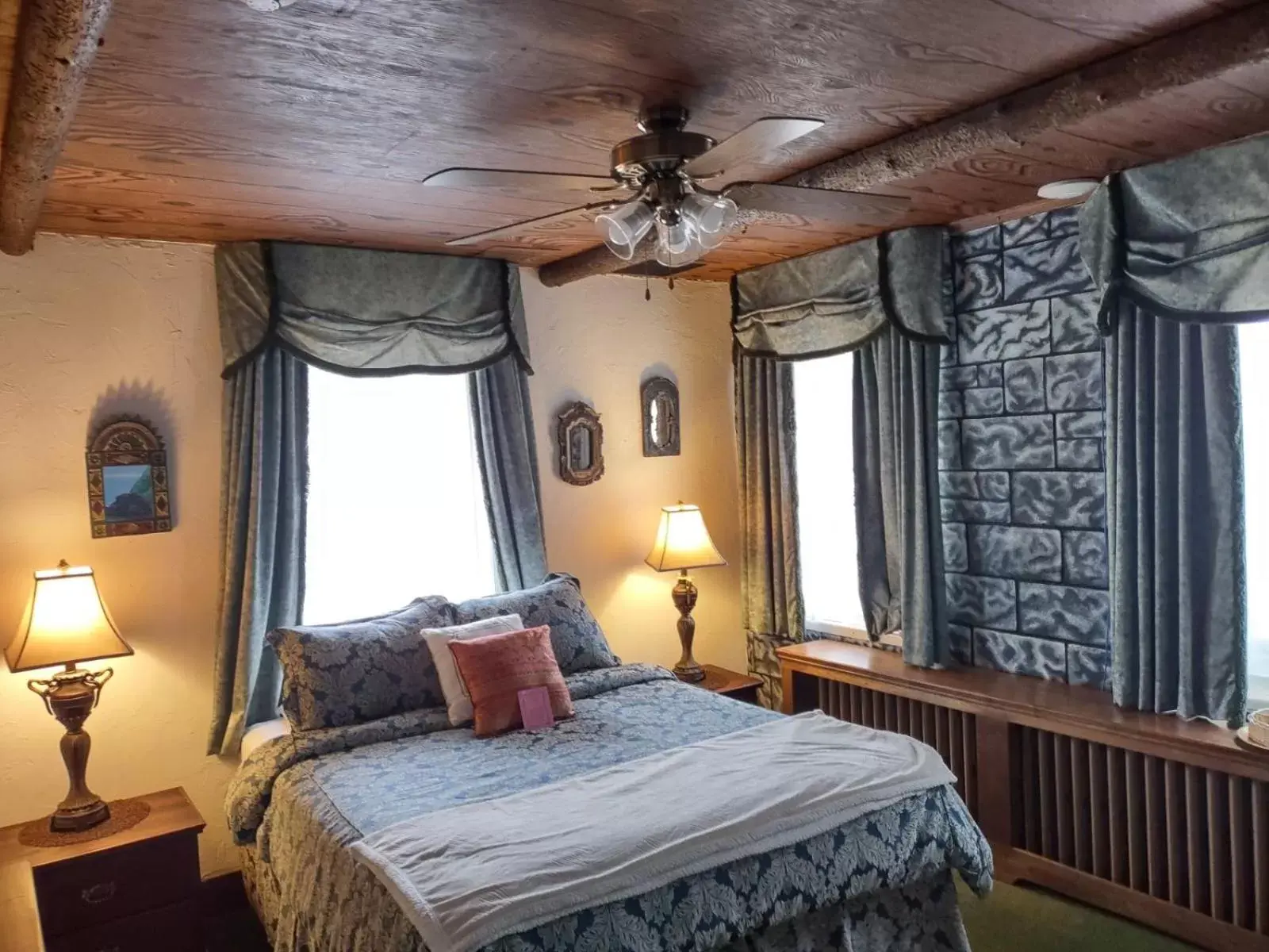 Superior Queen Room in The King George Inn Superior Queen Room in The King George Inn