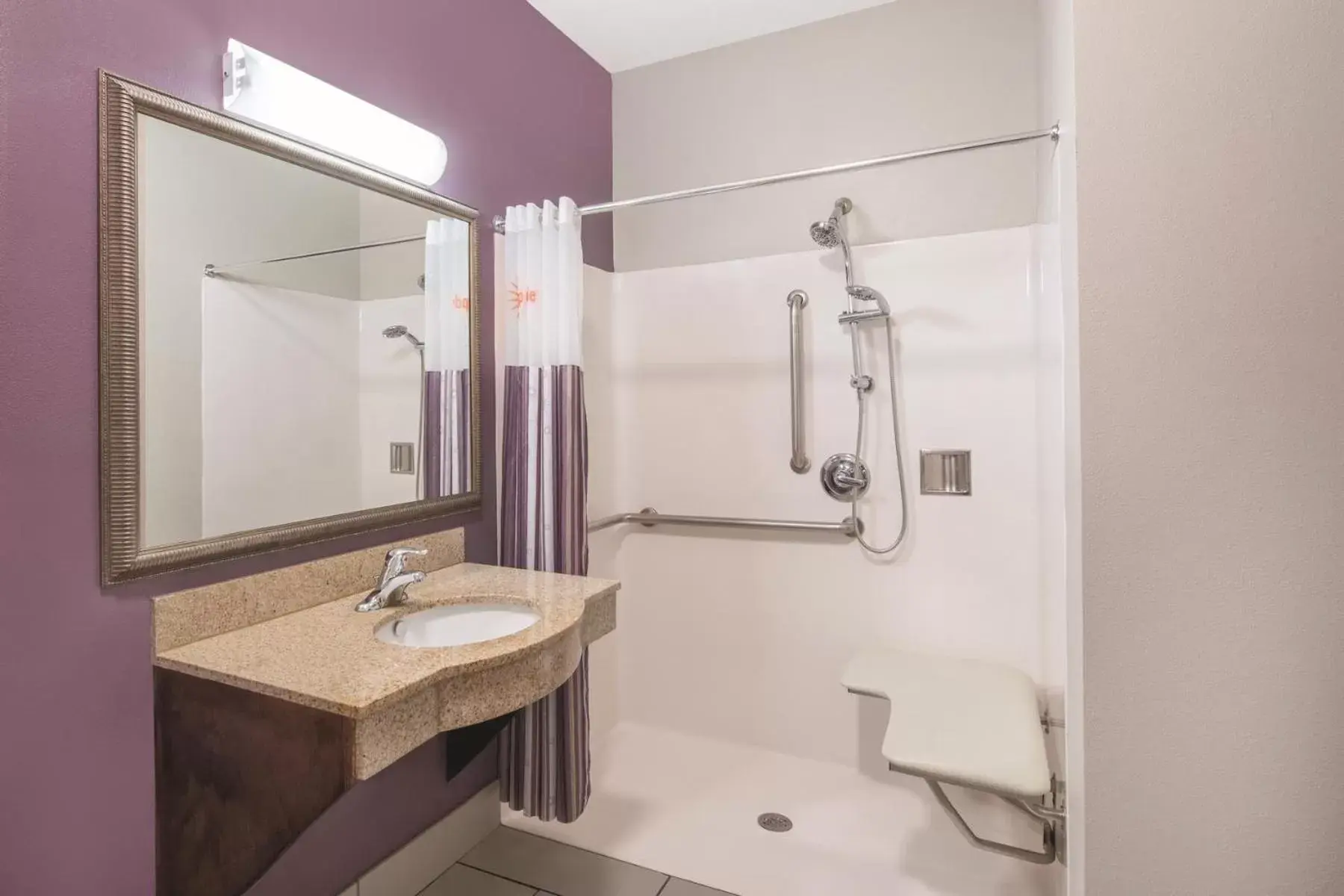 King Room with Bath Tub - Mobility Accessible/Non-Smoking in La Quinta by Wyndham Oklahoma City -Yukon King Room with Bath Tub - Mobility Accessible/Non-Smoking in La Quinta by Wyndham Oklahoma City -Yukon