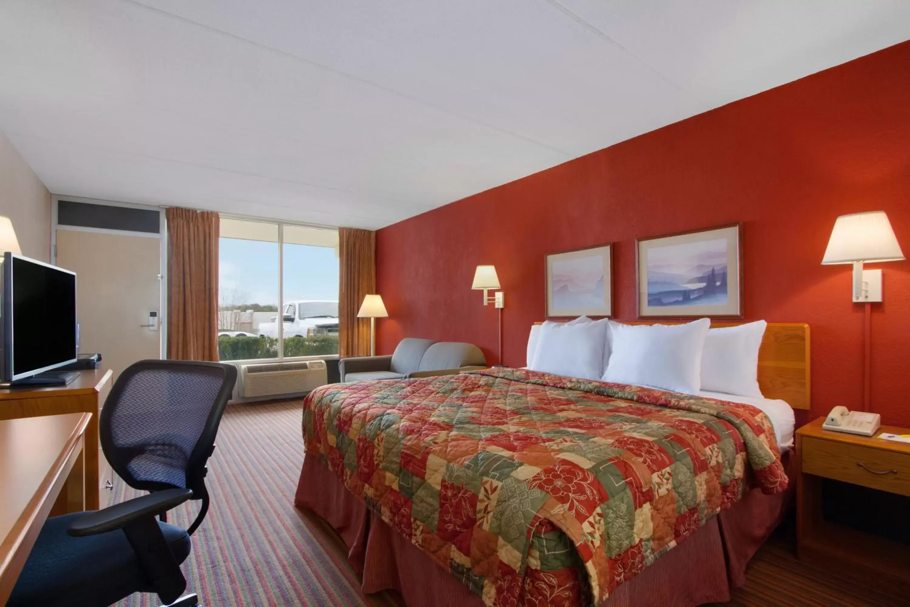 Business King Room - Non-Smoking in Days Inn by Wyndham Seneca-Clemson Business King Room - Non-Smoking in Days Inn by Wyndham Seneca-Clemson