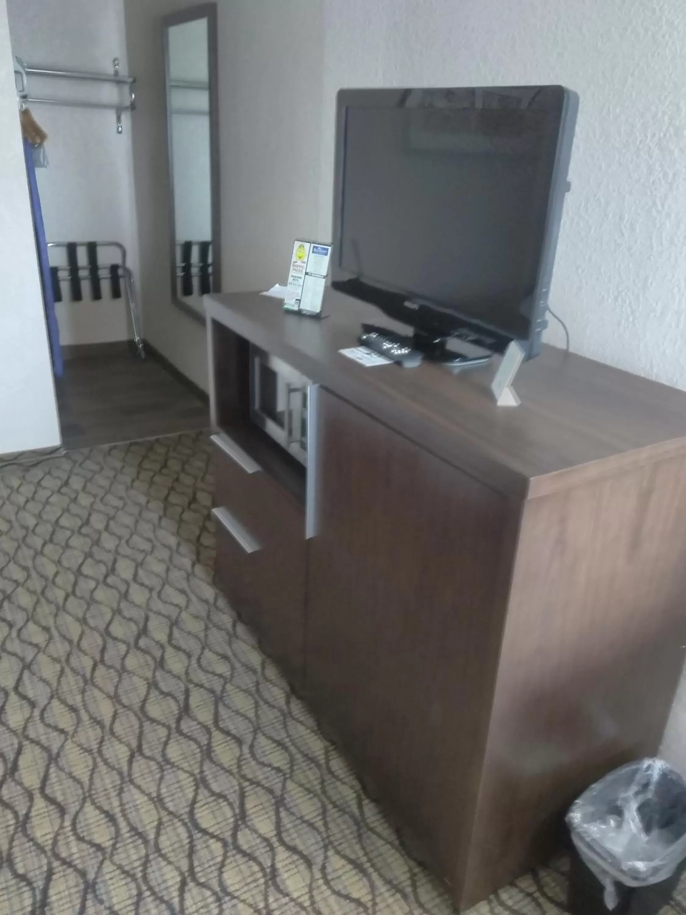 Double Room with Two Double Beds - Non-Smoking in Baymont by Wyndham Madison Heights Detroit Area Double Room with Two Double Beds - Non-Smoking in Baymont by Wyndham Madison Heights Detroit Area