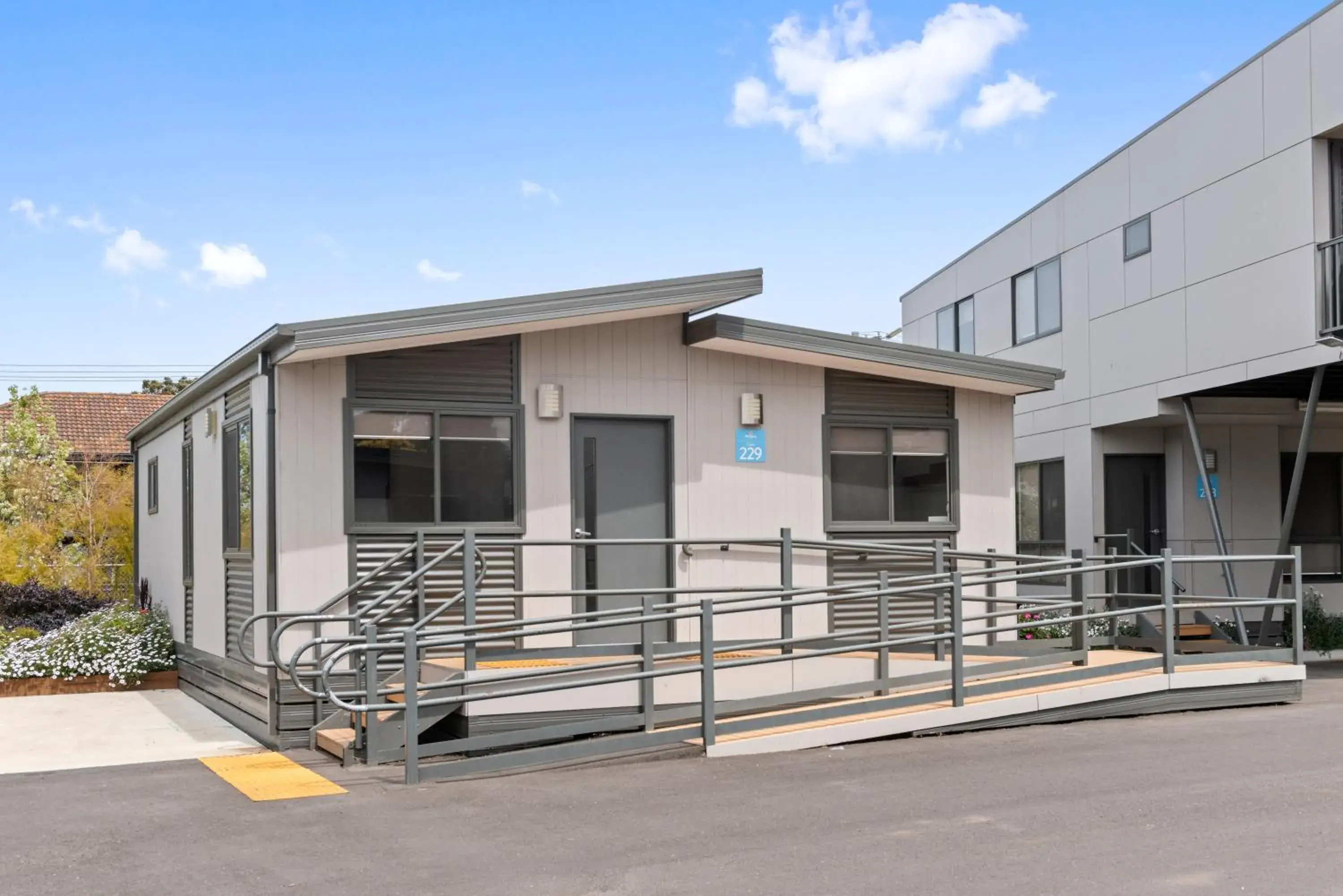 Deluxe 3 Bedroom Access Cabin in Discovery Parks - Melbourne Deluxe 3 Bedroom Access Cabin in Discovery Parks - Melbourne