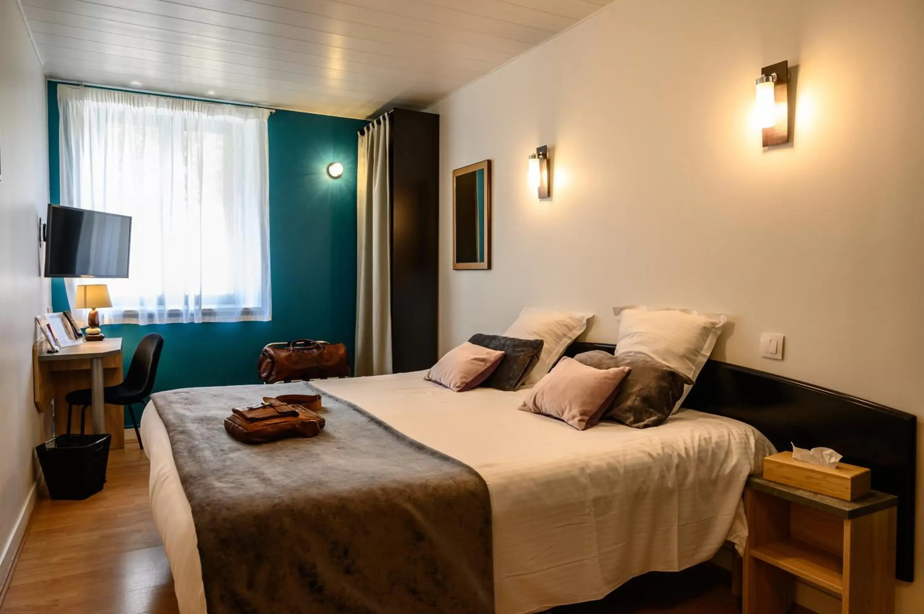 Double Room in Hôtel Le Bayeux Double Room in Hôtel Le Bayeux