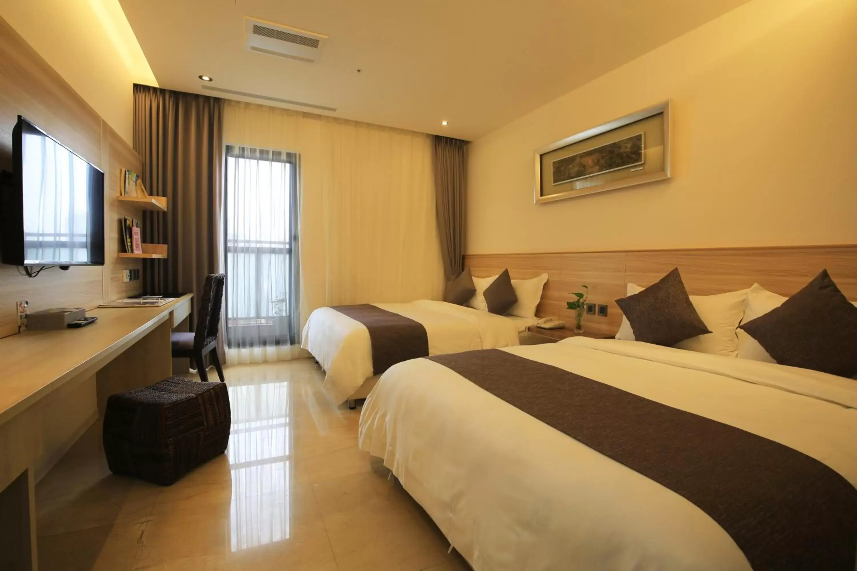 Quadruple Room with Balcony in Darlon Hotel Quadruple Room with Balcony in Darlon Hotel