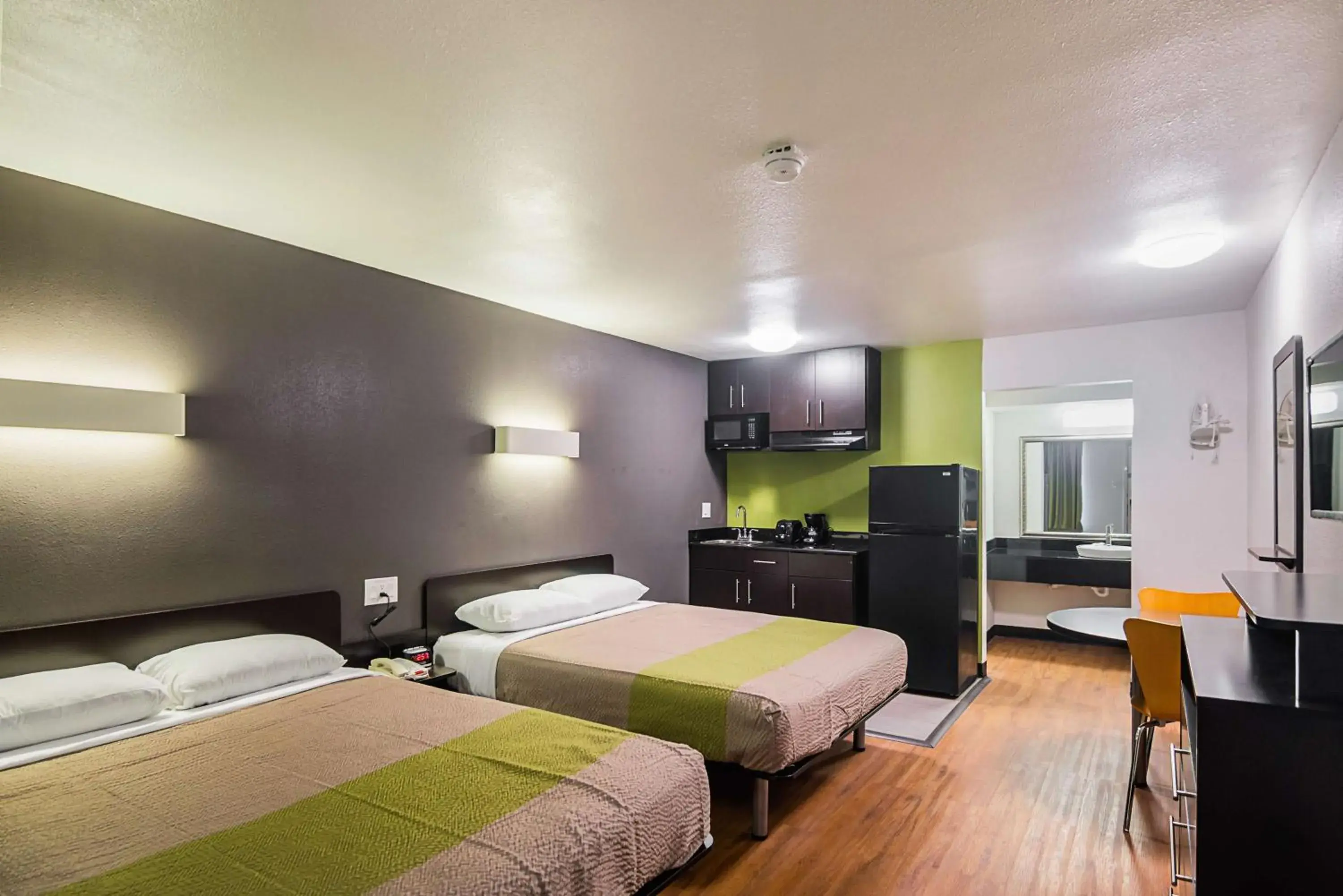 Deluxe Queen Room with Two Queen Beds - single occupancy - Non-Smoking in Studio 6-Tyler, TX Deluxe Queen Room with Two Queen Beds - single occupancy - Non-Smoking in Studio 6-Tyler, TX