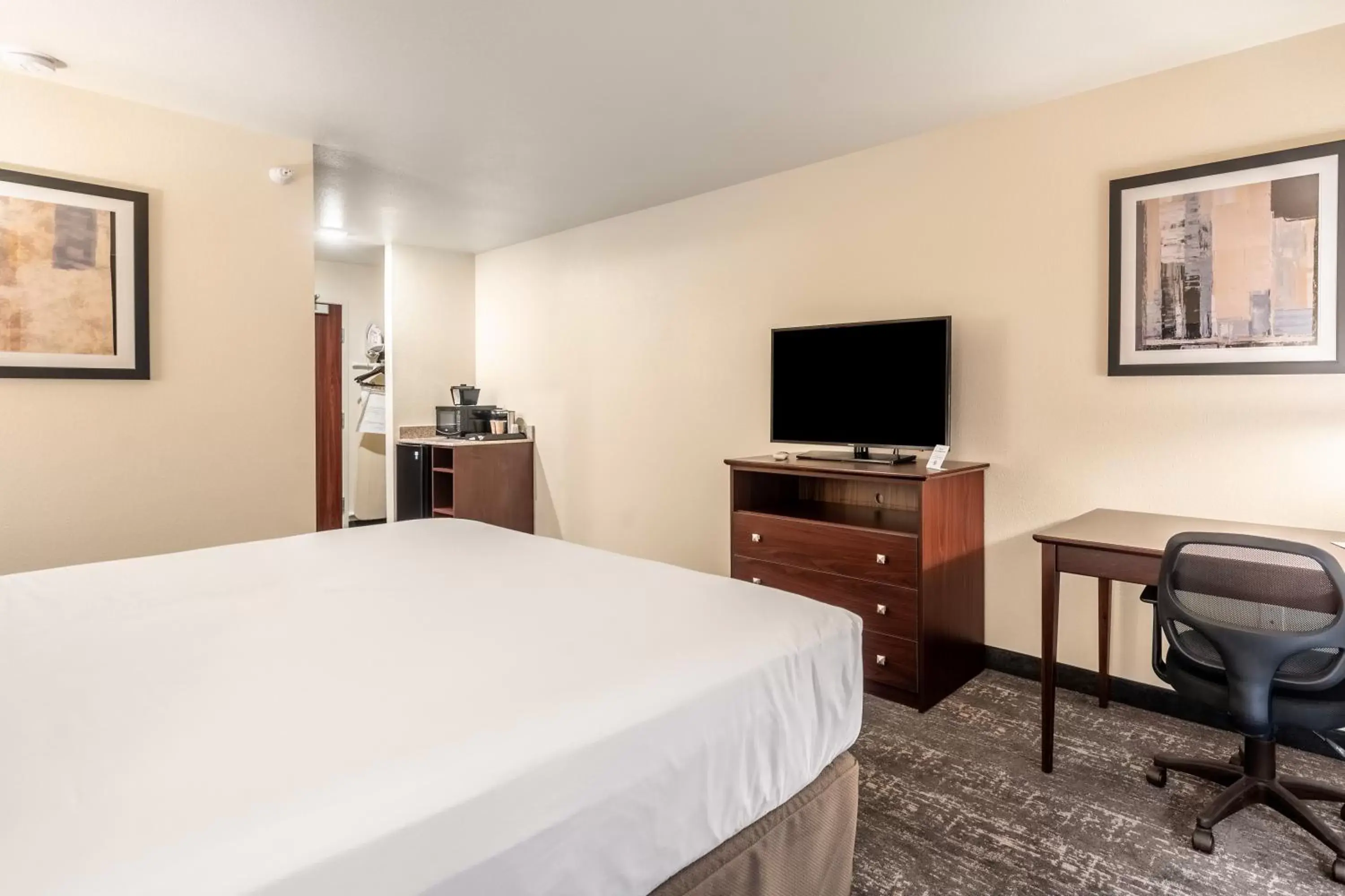 King Room - Disability Access in Cobblestone Hotel & Suites - Newport King Room - Disability Access in Cobblestone Hotel & Suites - Newport