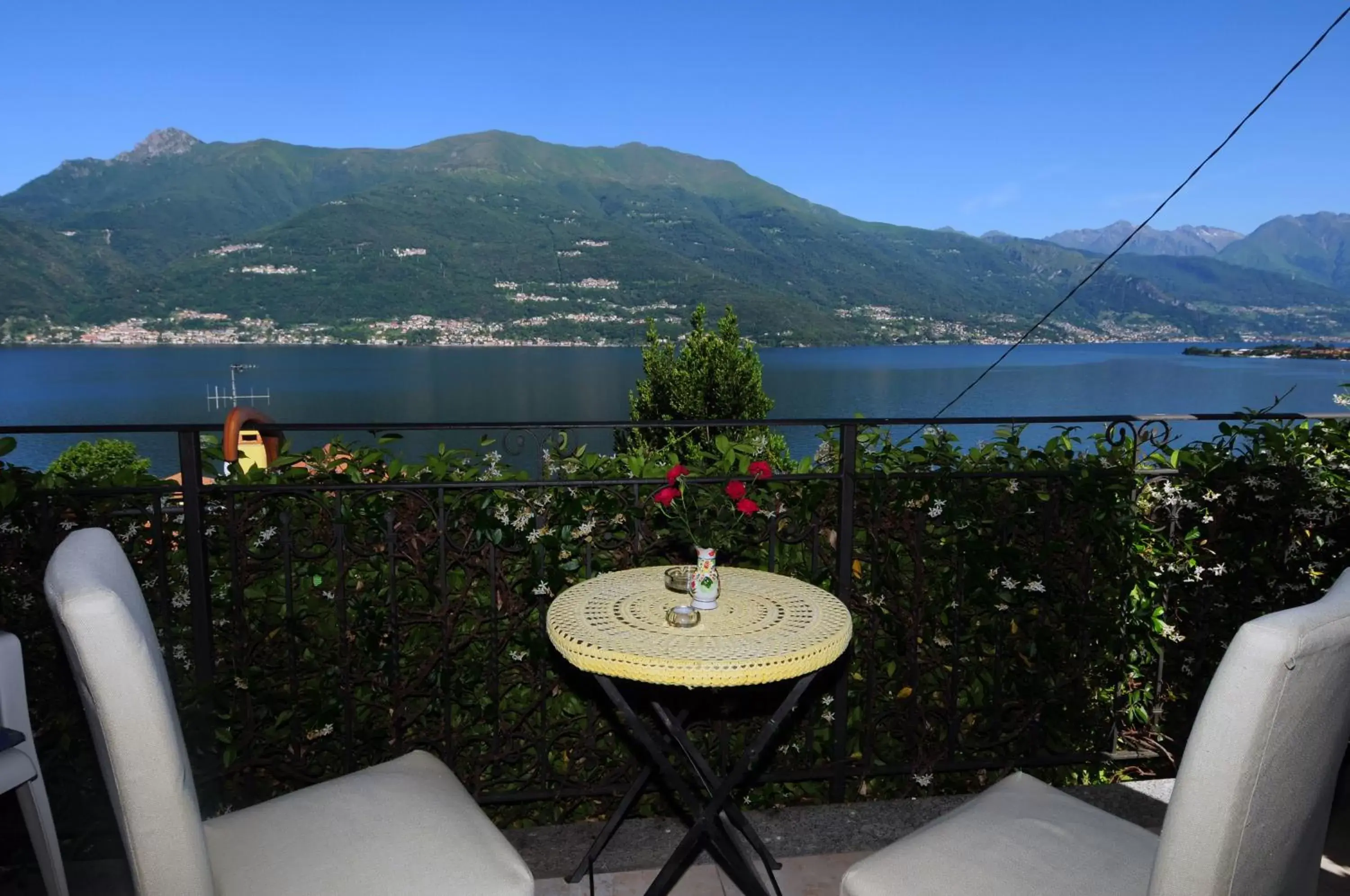 Double Room with Lake View in B&B Villa Anita Double Room with Lake View in B&B Villa Anita