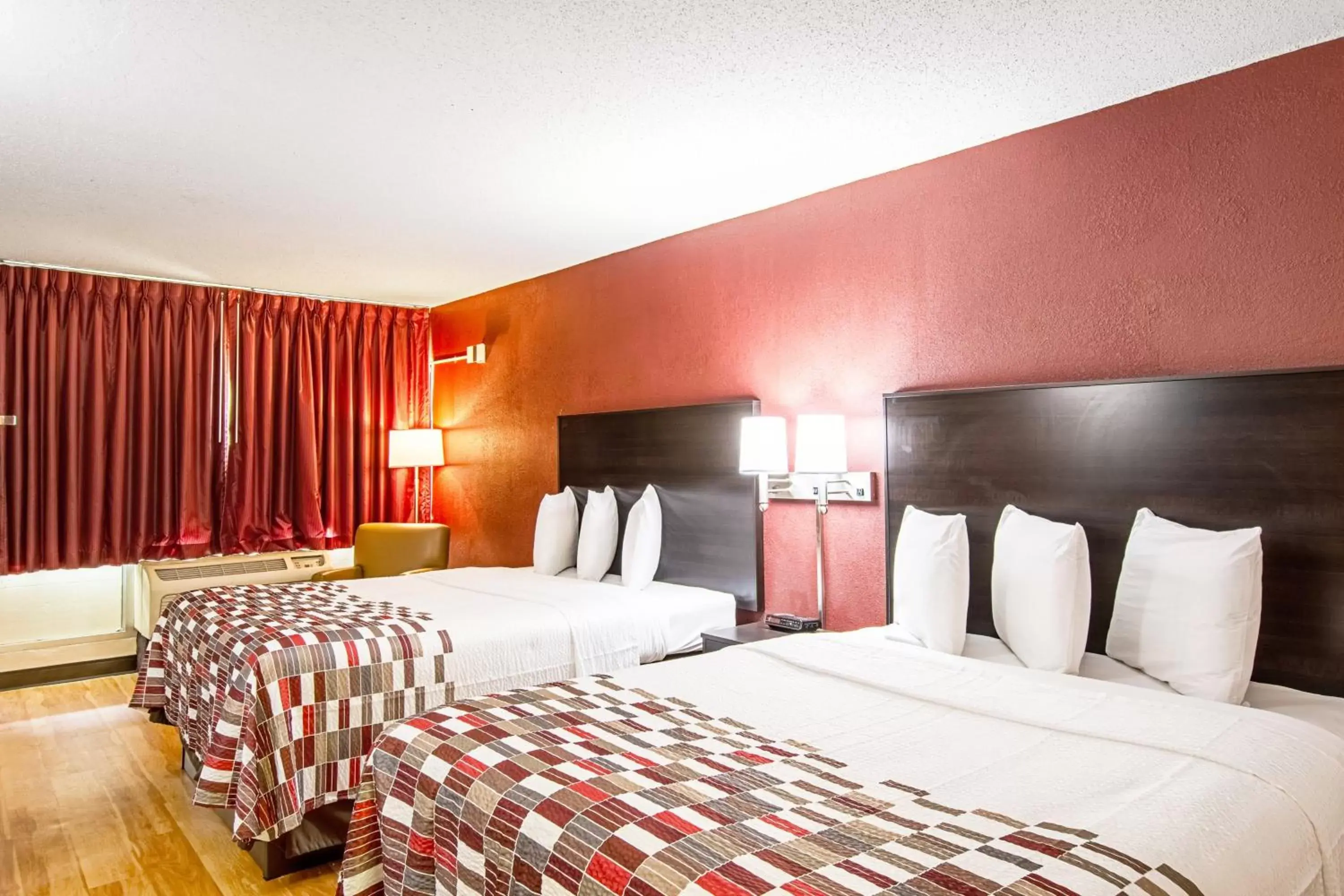 Deluxe Room with Two Queen Beds Non-Smoking in Red Roof Inn Battle Creek Deluxe Room with Two Queen Beds Non-Smoking in Red Roof Inn Battle Creek