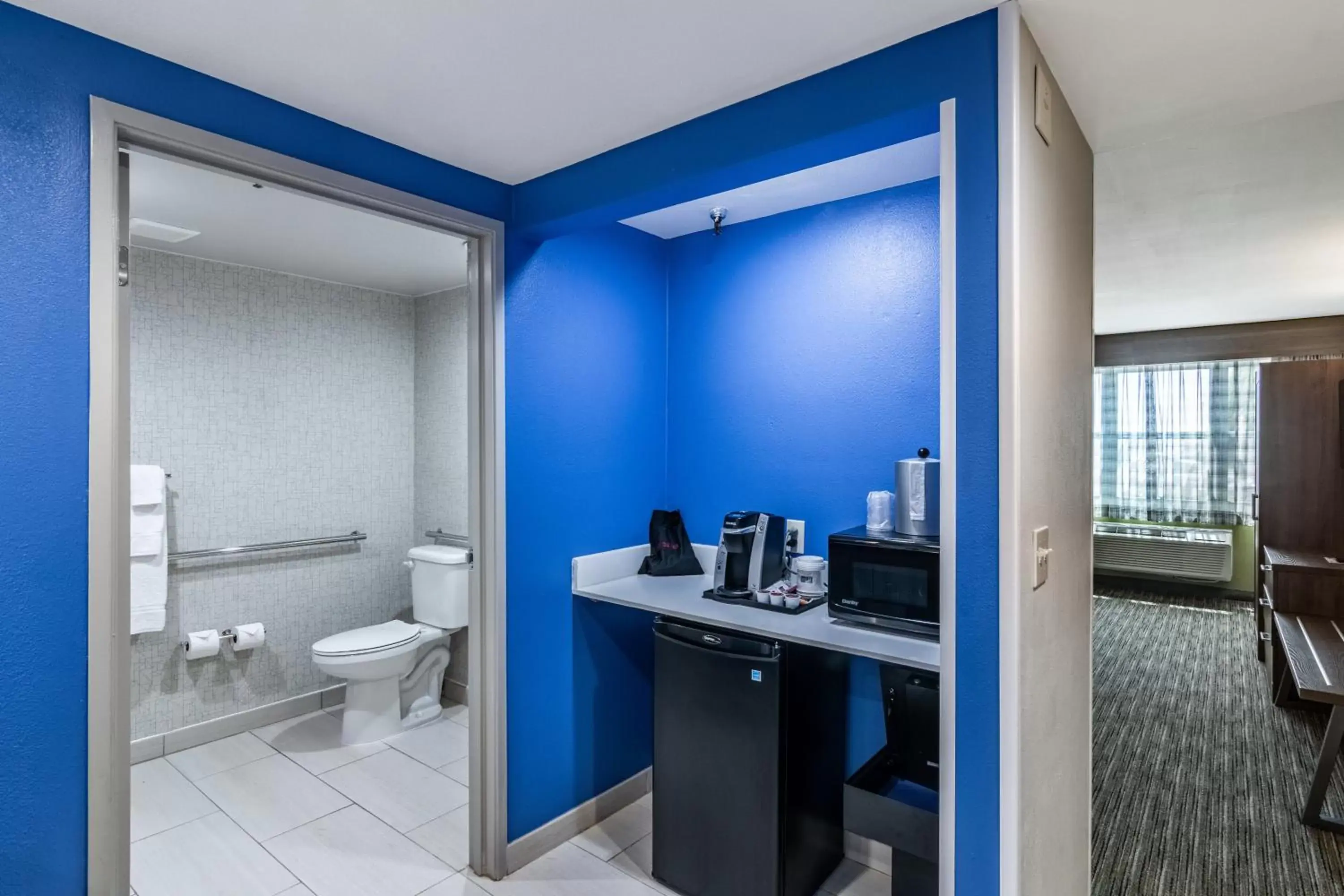 Deluxe King Room - Hearing Accessible with Bath Tub/Non-Smoking in Holiday Inn Express & Suites Camarillo, an IHG Hotel Deluxe King Room - Hearing Accessible with Bath Tub/Non-Smoking in Holiday Inn Express & Suites Camarillo, an IHG Hotel
