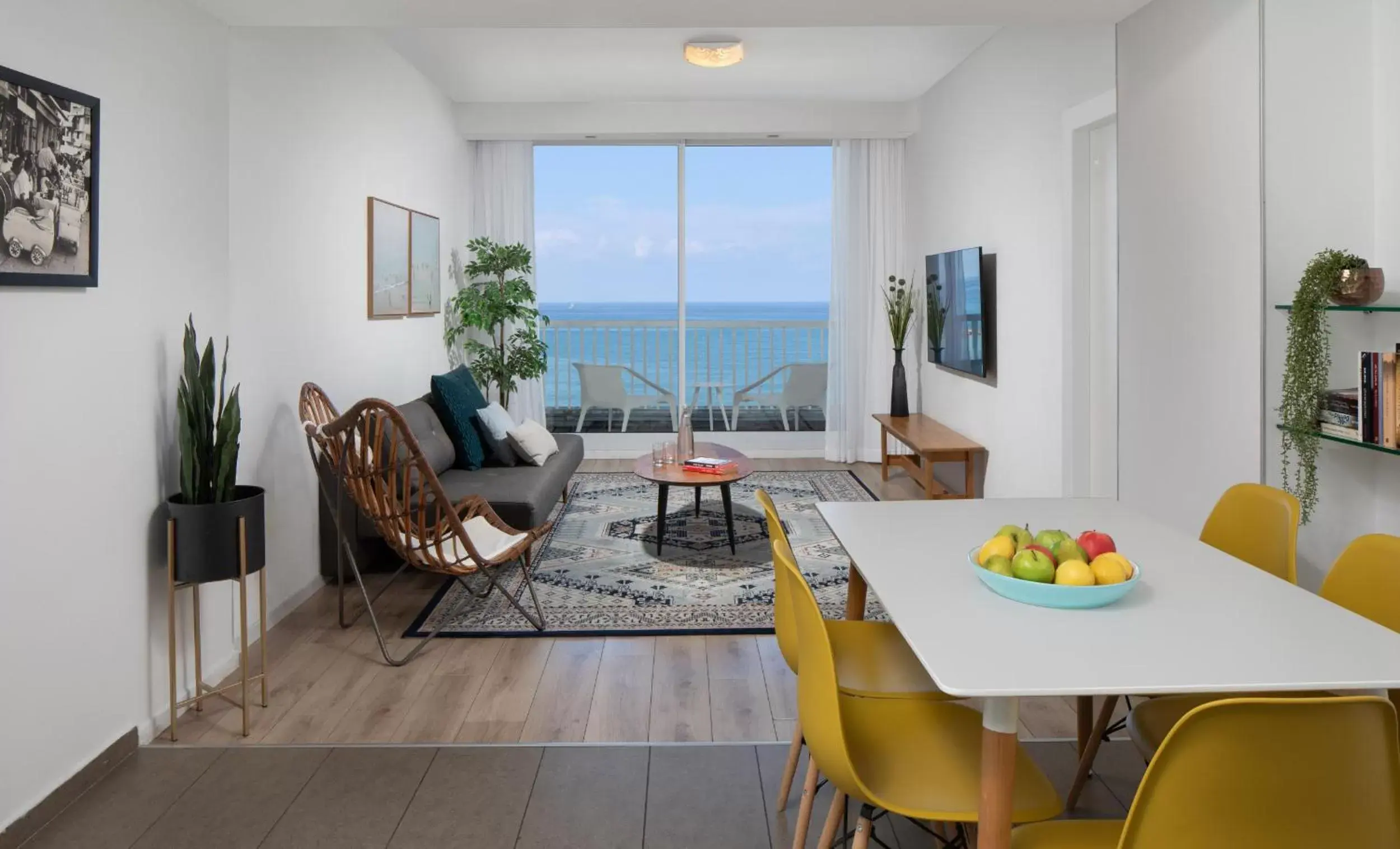 Family Two-Bedroom Apartment with Balcony in Sea Executive Suites Family Two-Bedroom Apartment with Balcony in Sea Executive Suites