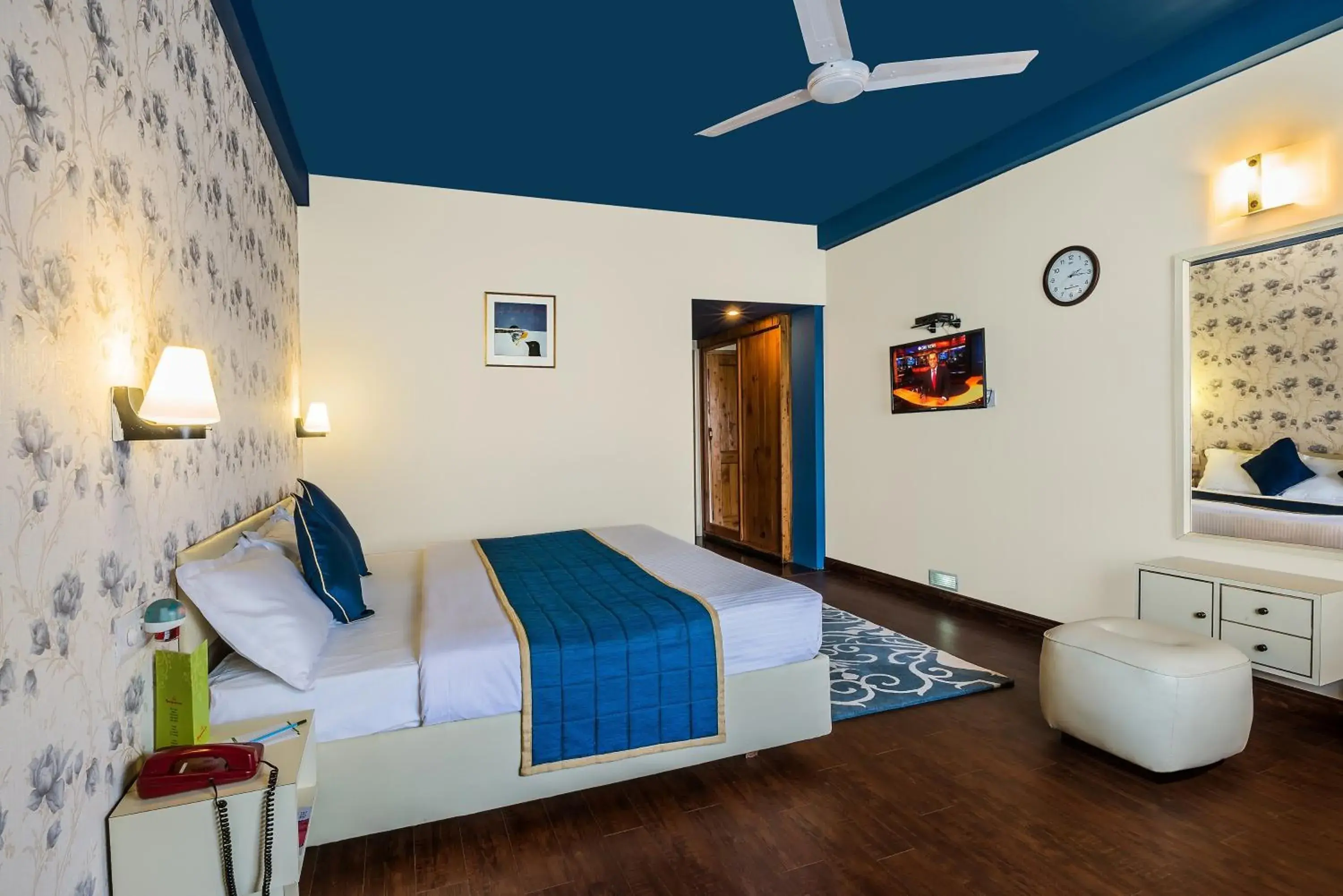 Deluxe Double Room in Honeymoon Inn Manali Deluxe Double Room in Honeymoon Inn Manali