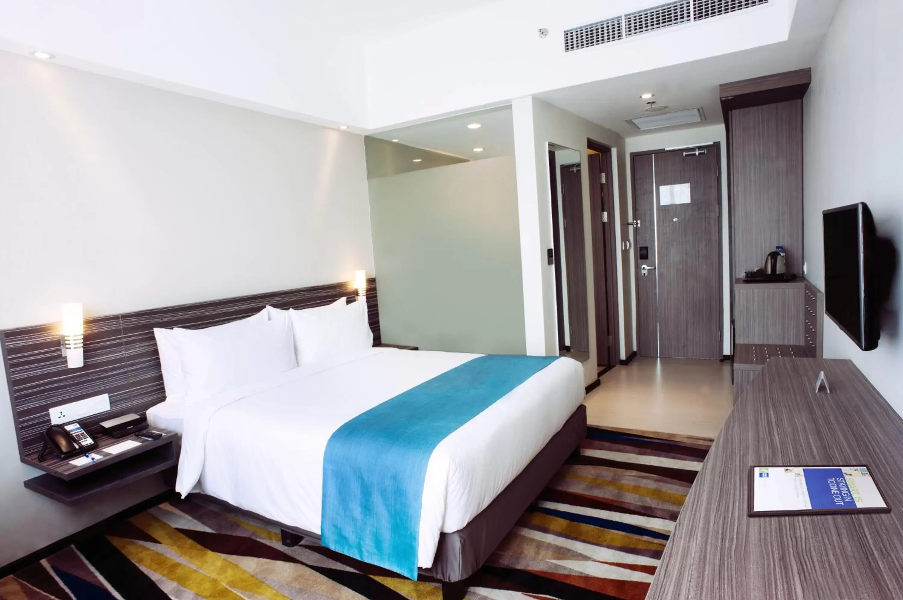 Queen Room - Non-Smoking in Holiday Inn Express Surabaya CenterPoint, an IHG Hotel Queen Room - Non-Smoking in Holiday Inn Express Surabaya CenterPoint, an IHG Hotel