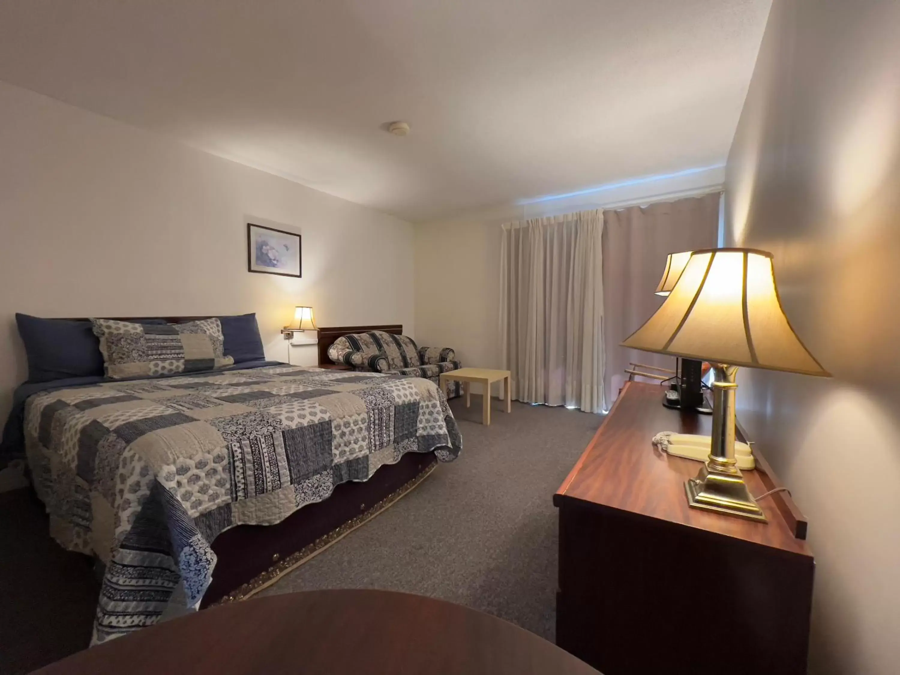 Deluxe Room in Monashee Motel Deluxe Room in Monashee Motel