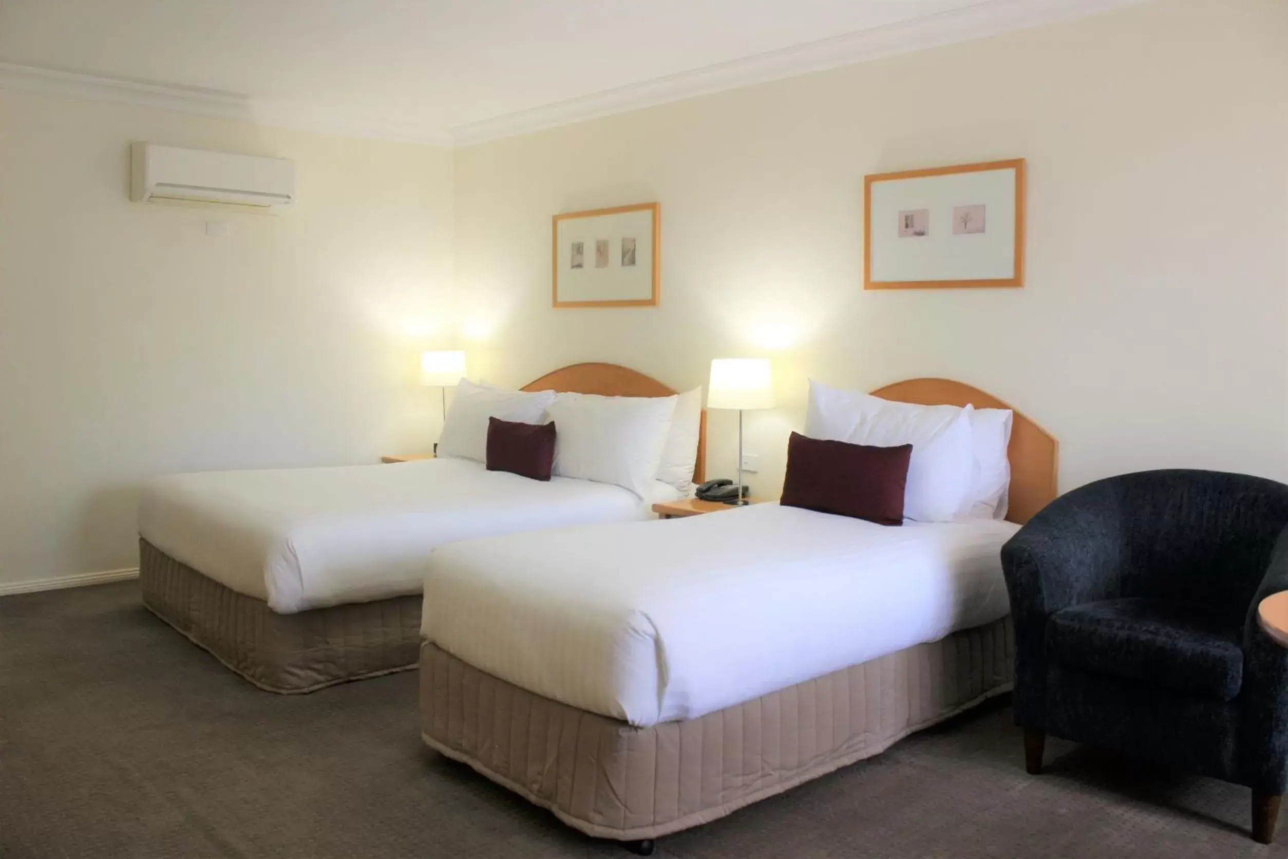 Twin Studio in Carlyle Suites & Apartments Twin Studio in Carlyle Suites & Apartments