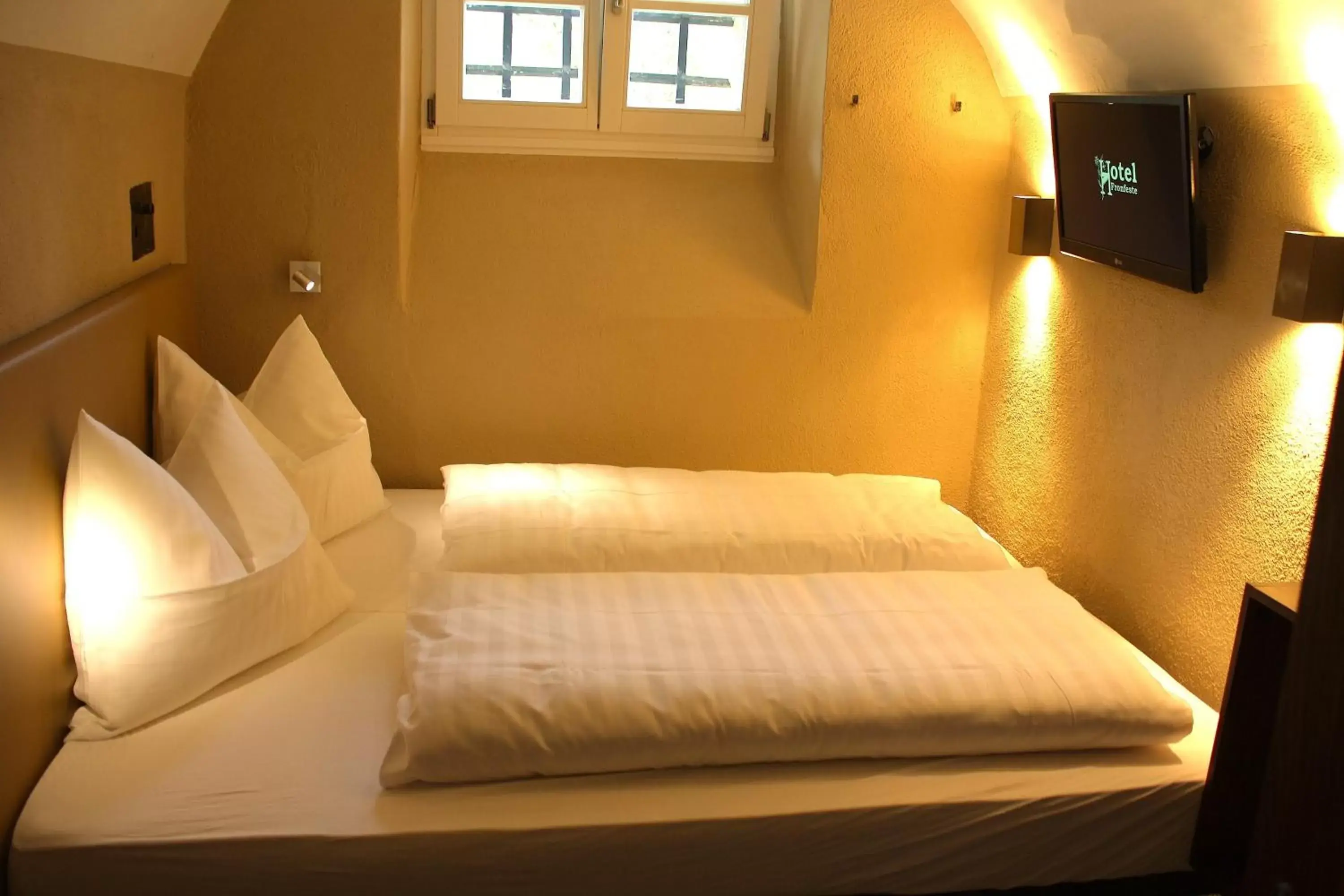 Double Room with Private Bathroom in Knast-Hotel Fronfeste Double Room with Private Bathroom in Knast-Hotel Fronfeste