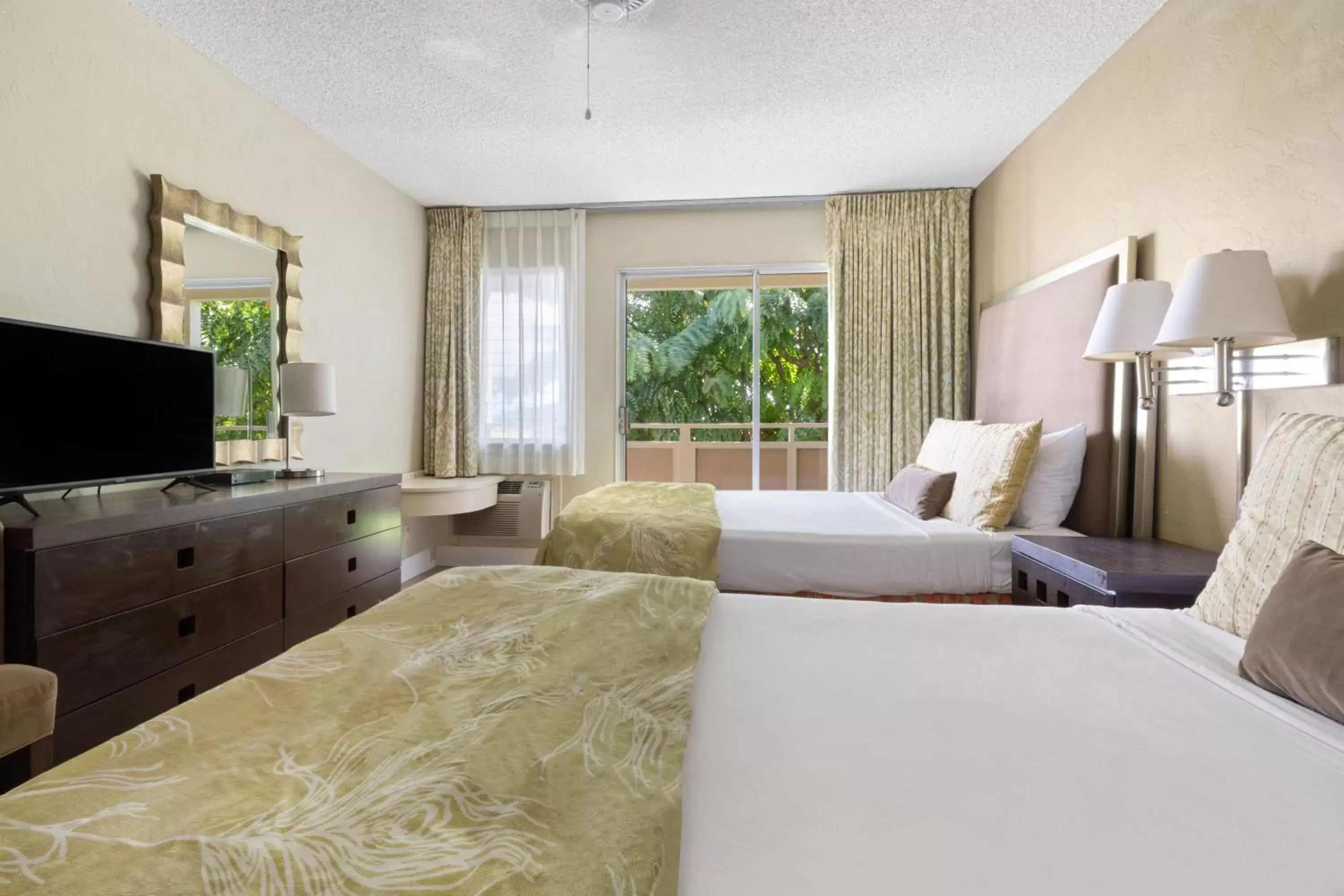 One-Bedroom Suite with Pool View in Plantation Hale Suites One-Bedroom Suite with Pool View in Plantation Hale Suites