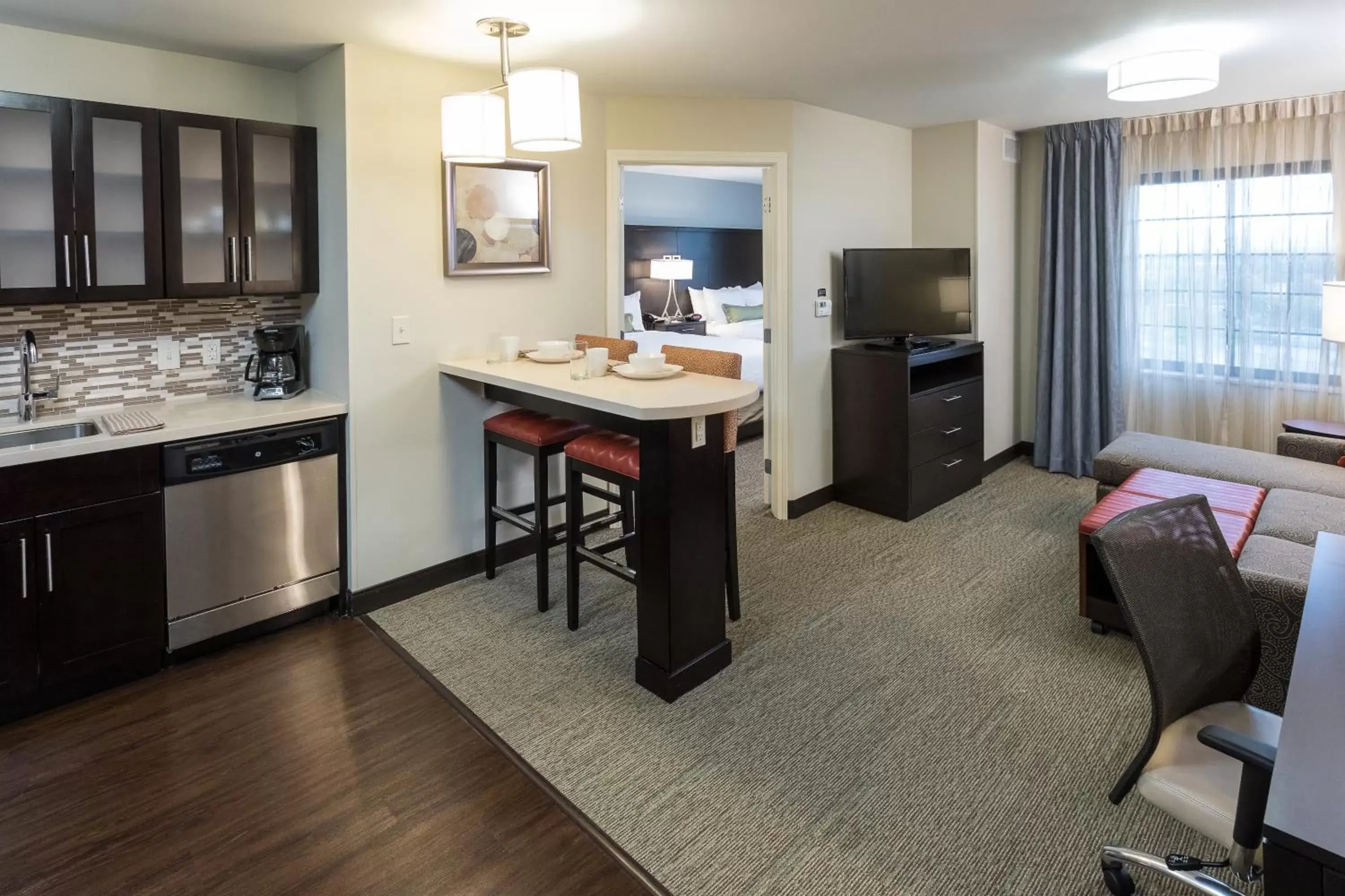 One-Bedroom Queen Suite -Non-Smoking in Staybridge Suites Omaha West by IHG One-Bedroom Queen Suite -Non-Smoking in Staybridge Suites Omaha West by IHG